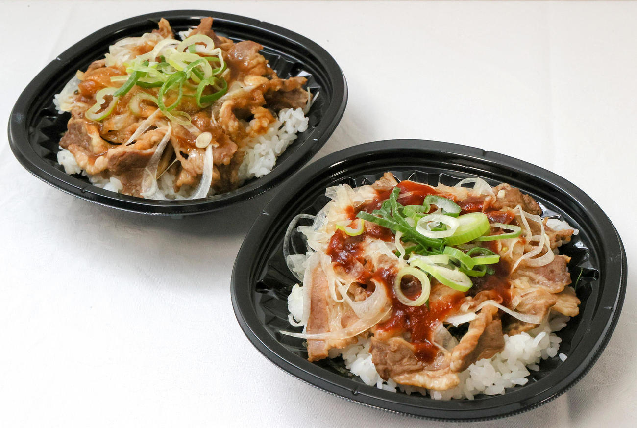 近本のさっぱり牛カルビ丼～淡路島産たまねぎ盛り・通常ver．（左）とデミ風ソースver．～（撮影・上山淳一）