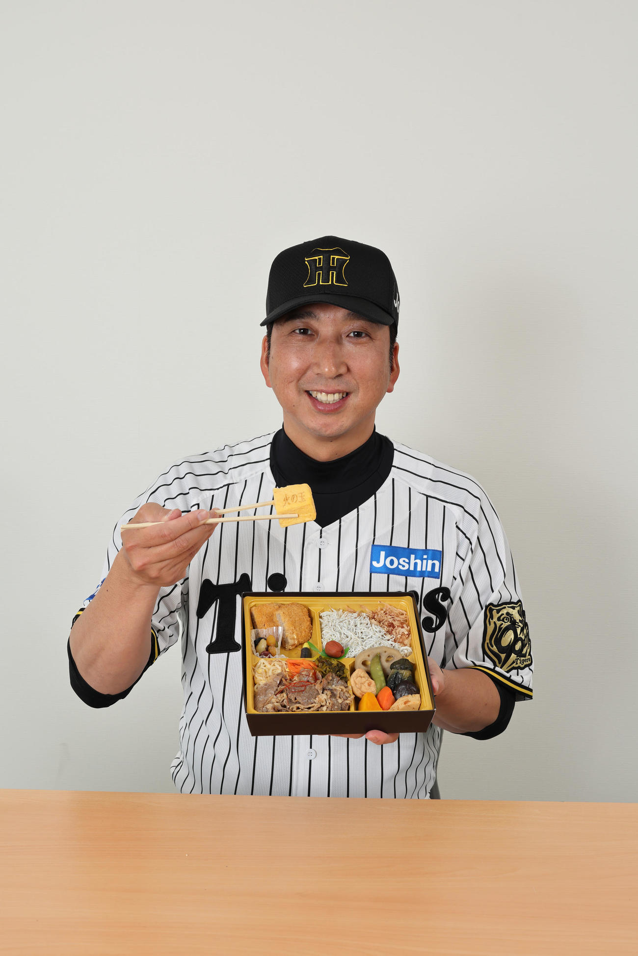 藤川監督は持つのは高知づくし！火の玉ストレート御膳（甲子園球場提供写真）