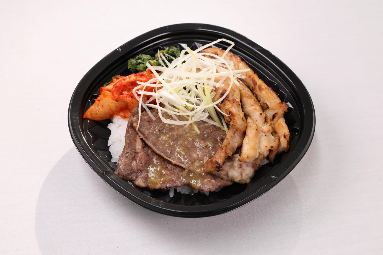 藤川監督の塩だれ牛肩ロース×鶏せせり丼（甲子園球場提供写真）