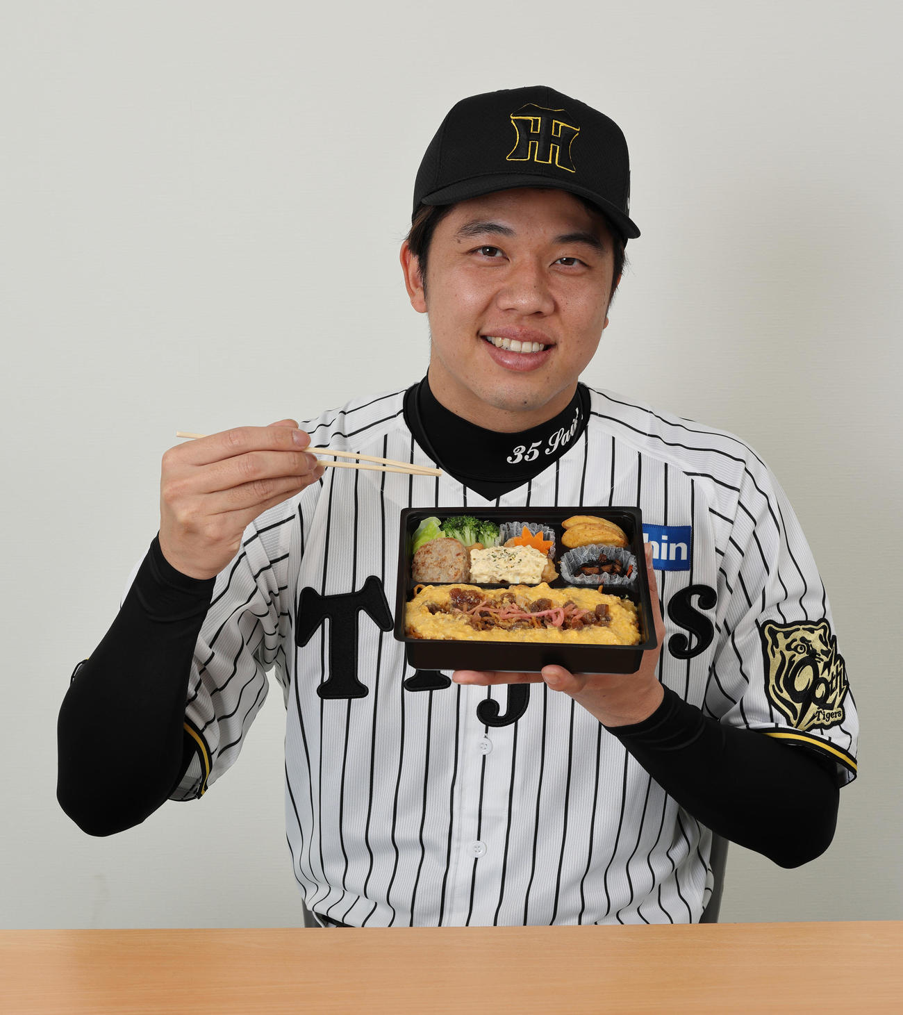 神戸出身！才木のぼっかけオムそばめし弁当（阪神電鉄提供）