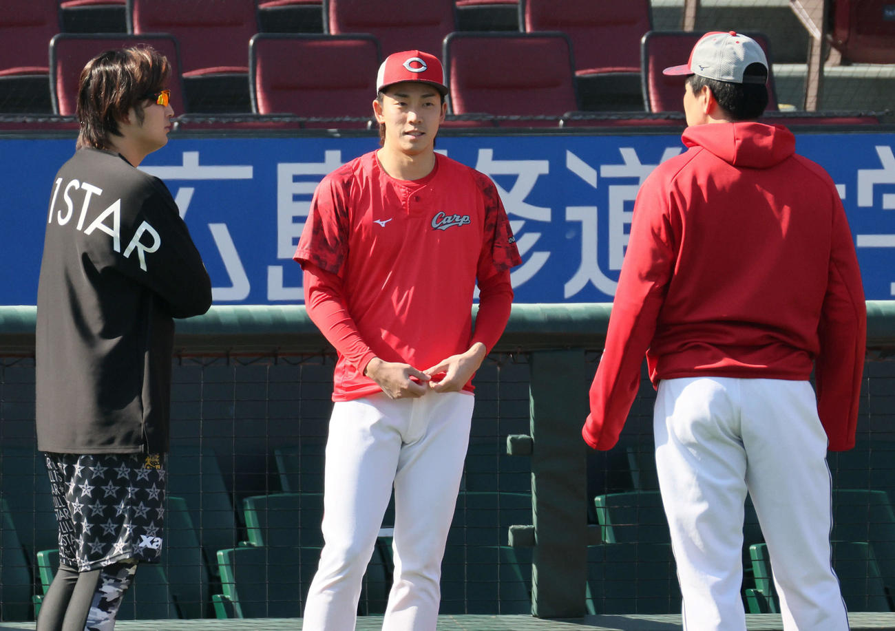 床田（左）、大瀬良（右）と話し合う広島常広（撮影・加藤孝規）