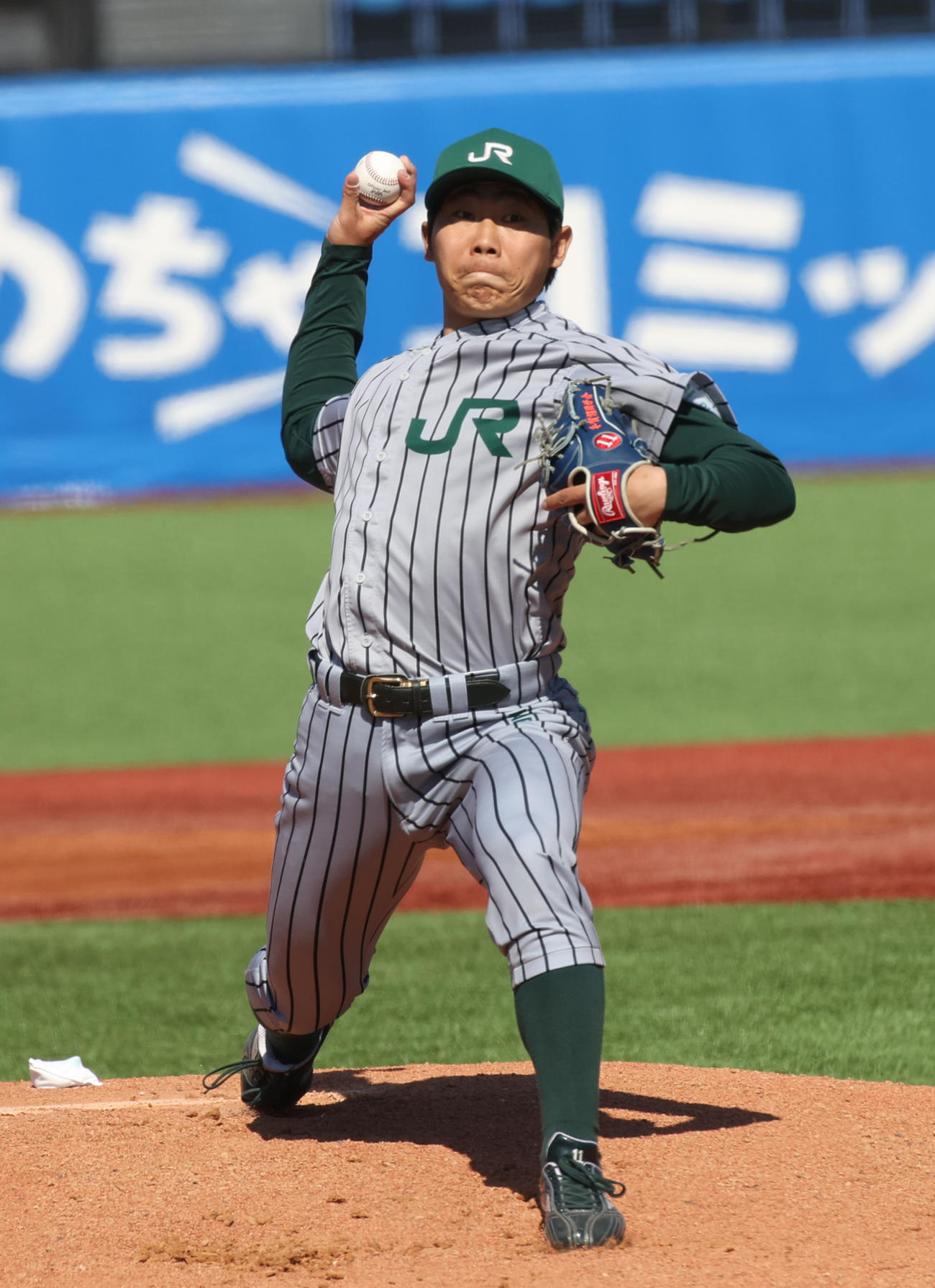 JR東日本対トヨタ自動車東日本　先発したJR東日本・山崎（撮影・柴田隆二）