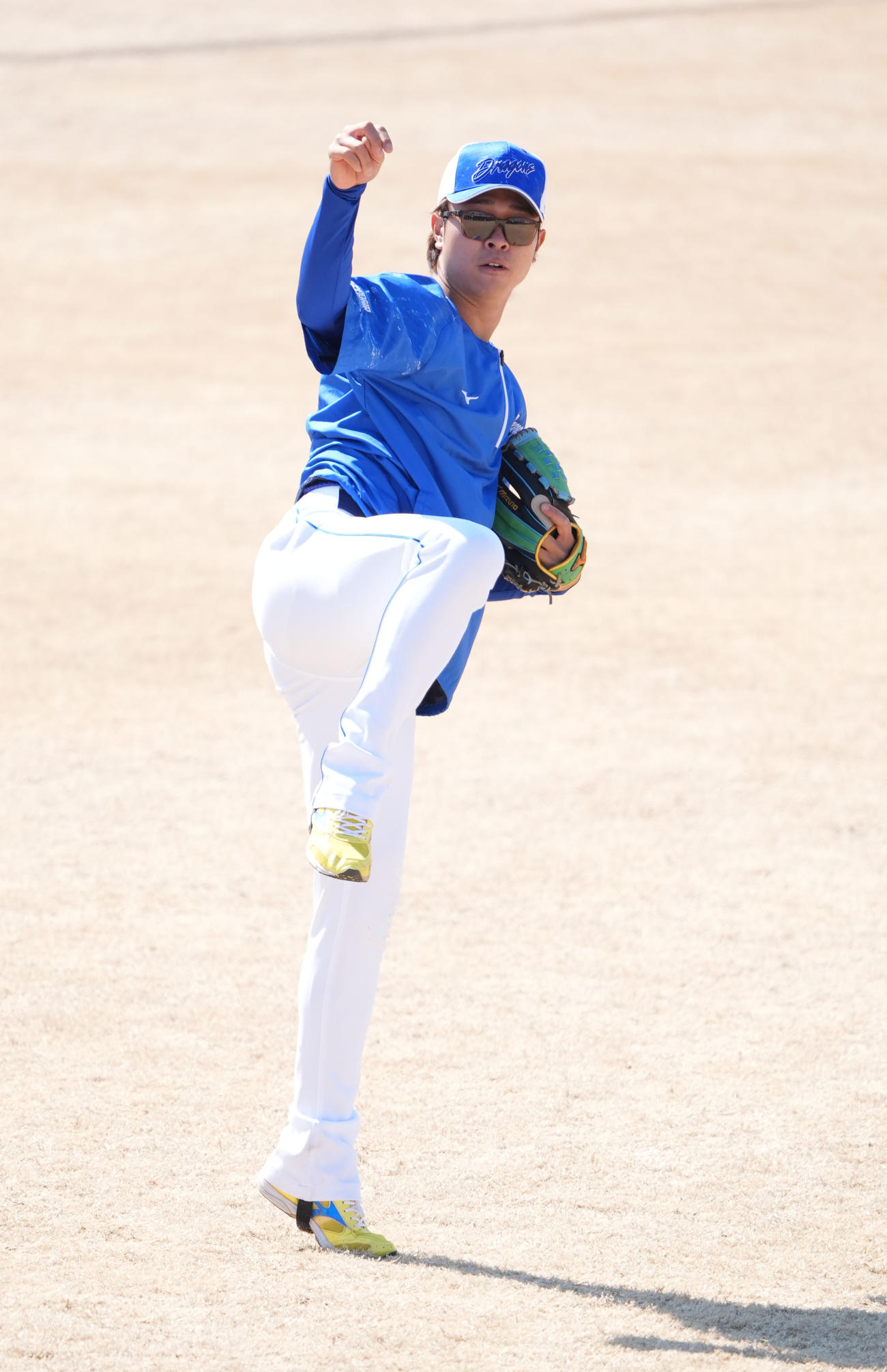 キャッチボールをする高橋宏（撮影・森本幸一）