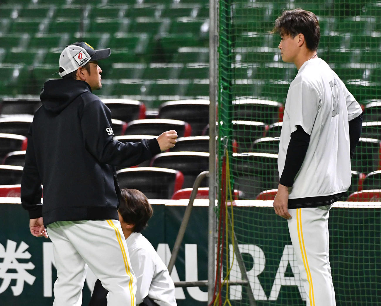 倉野コーチ（左）と話し合うソフトバンク前田純（撮影・岩下翔太）