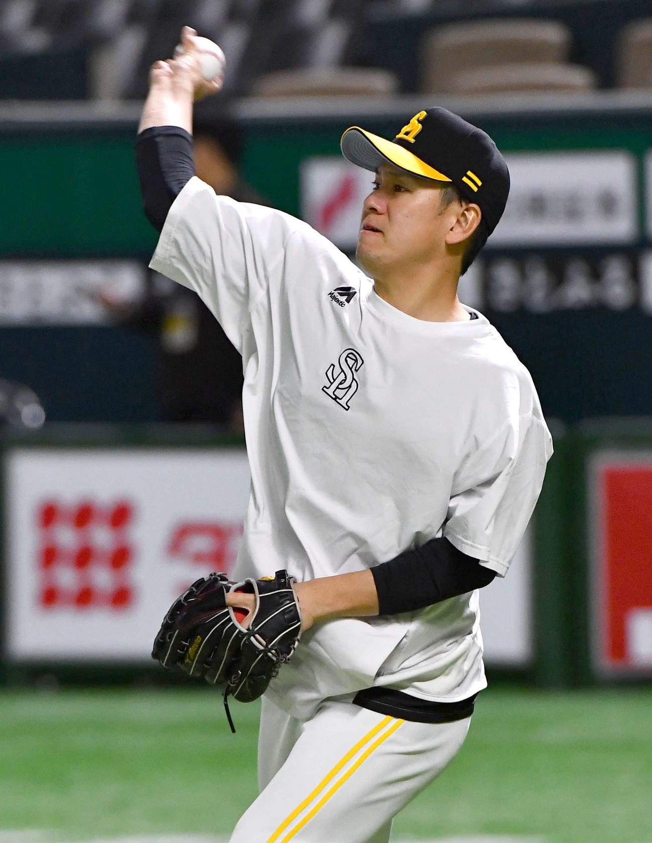 キャッチボールを行うソフトバンク伊藤（撮影・岩下翔太）