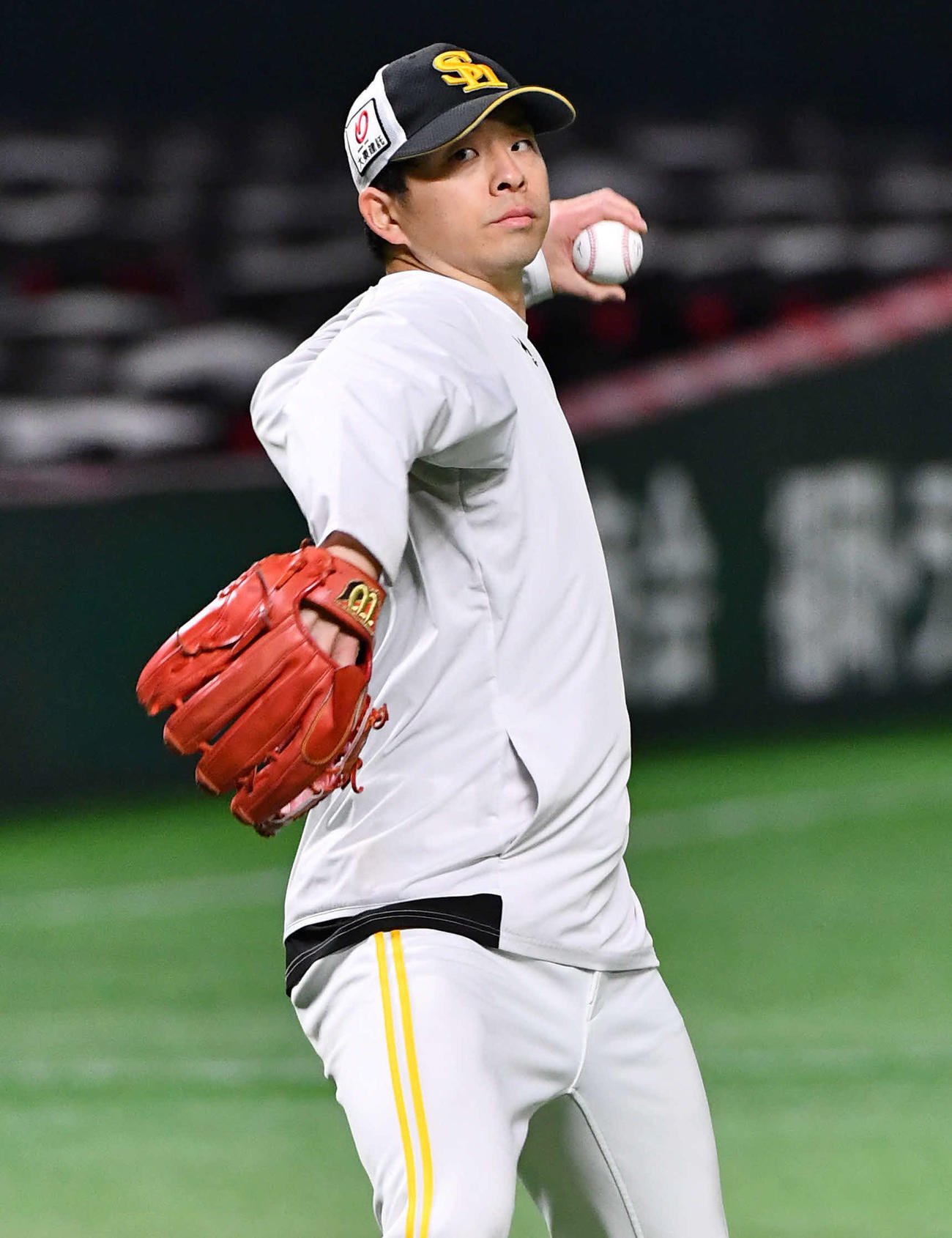 キャッチボールを行うソフトバンク大関（撮影・岩下翔太）