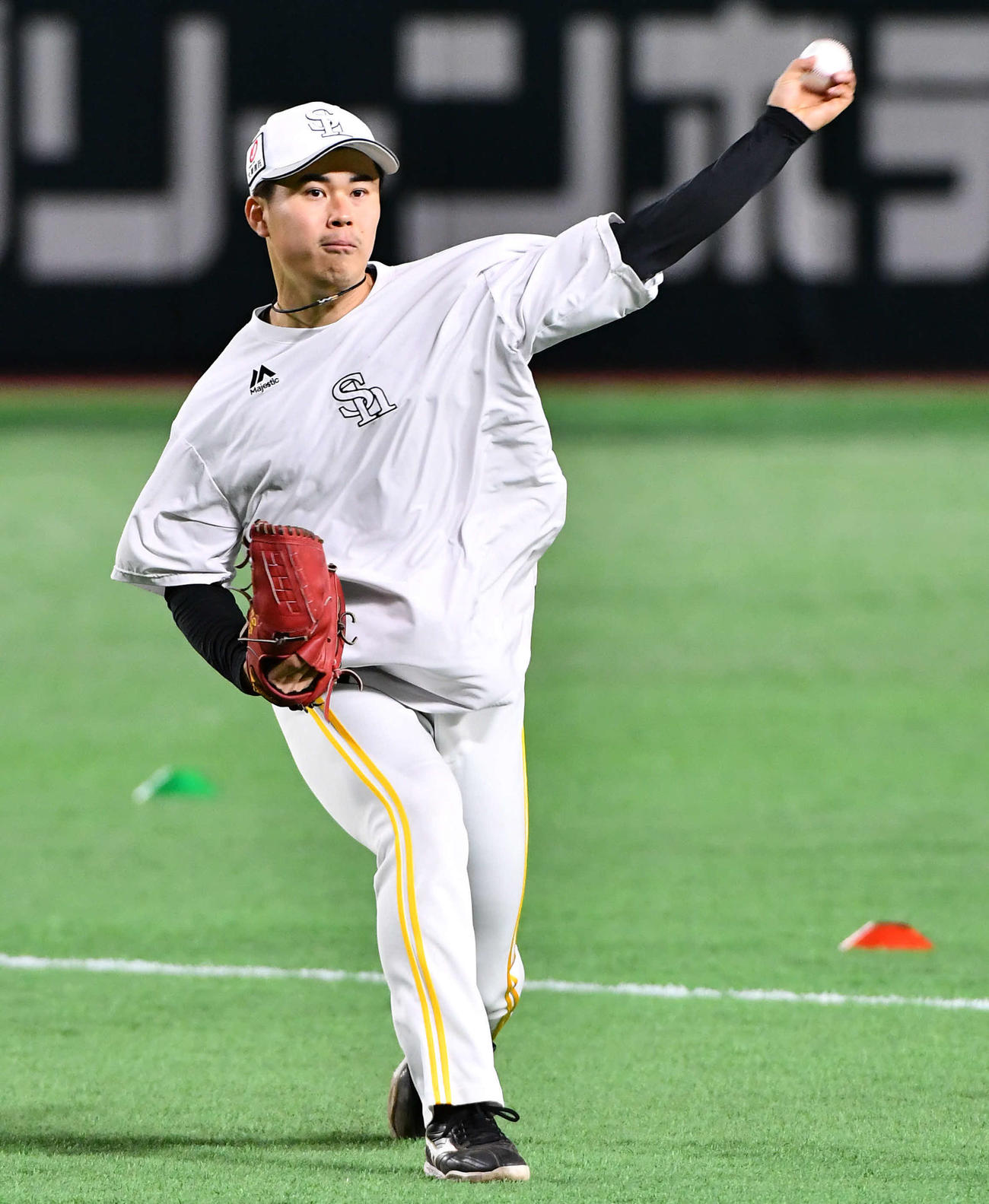 キャッチボールを行うソフトバンク松本晴（撮影・岩下翔太）