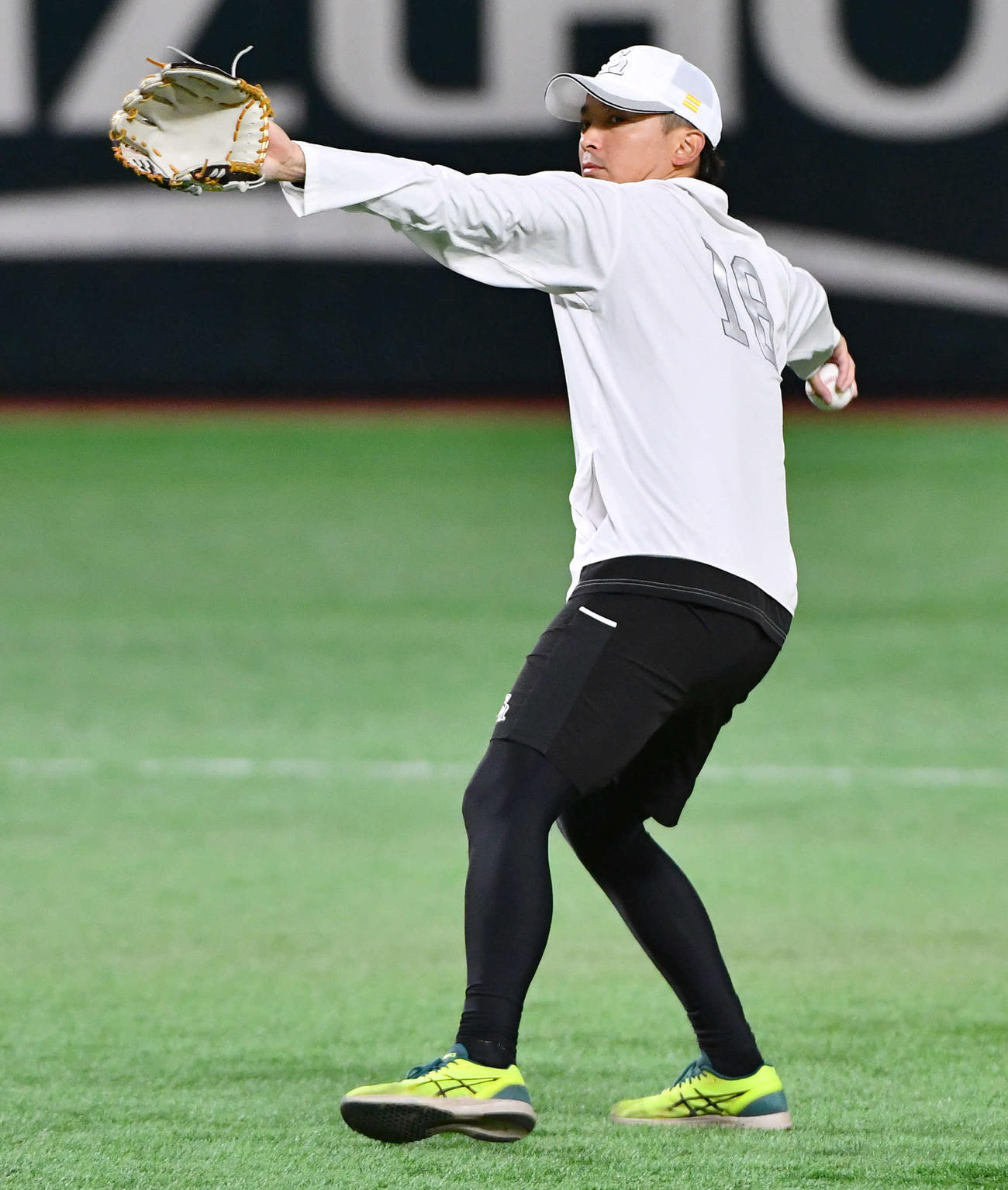 キャッチボールを行うソフトバンク東浜（撮影・岩下翔太）