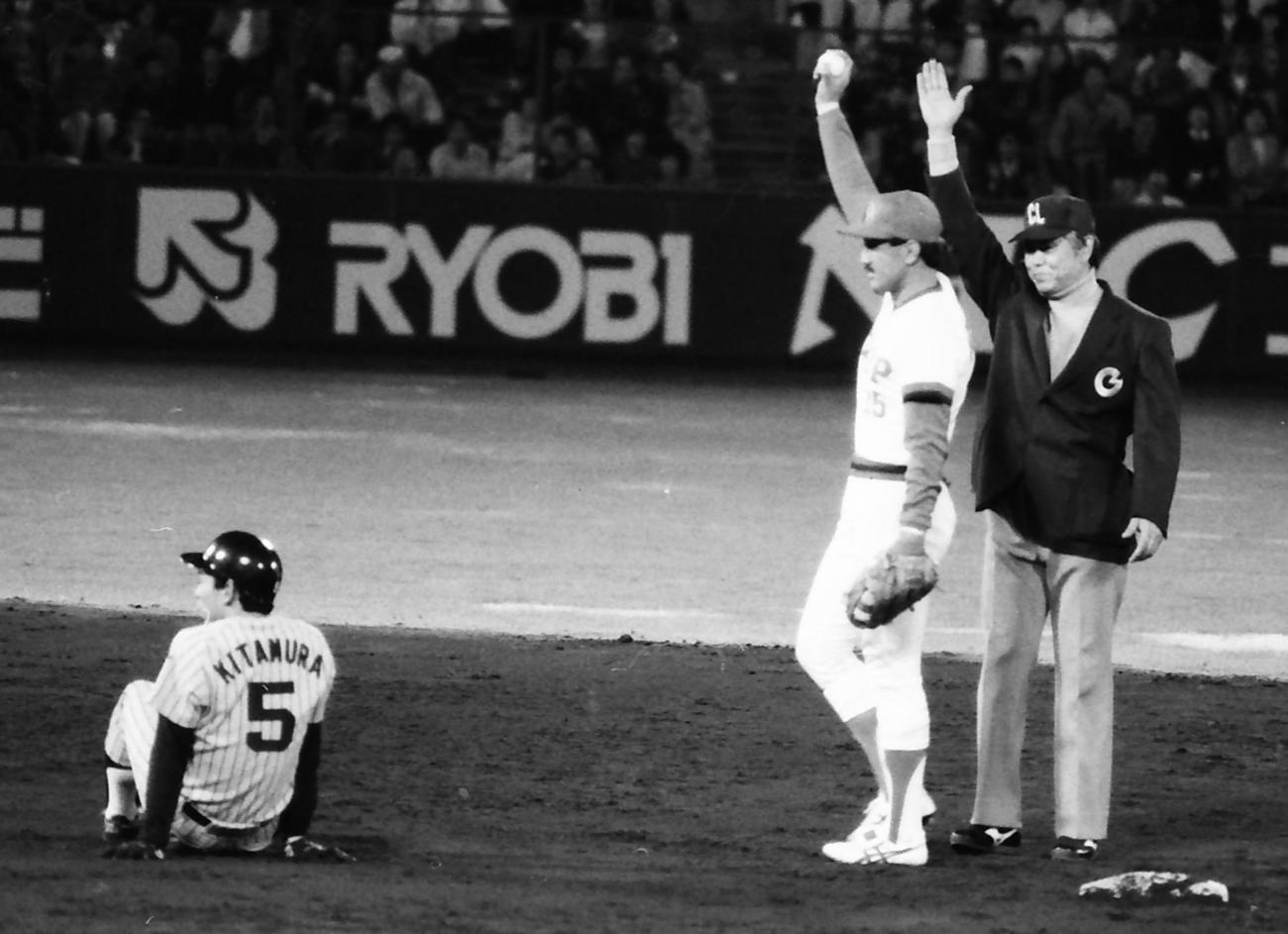 1985年4月13日、広島対阪神1回戦　10回表阪神1死二塁、打者弘田澄男のとき、隠し球でアウトになる北村照文。野手木下富雄