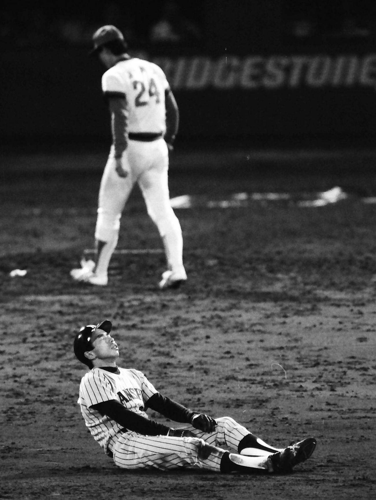 1985年4月13日、広島対阪神1回戦　10回表阪神1死二塁、打者弘田澄男のとき、隠し球でアウトになる北村照文。投手大野豊