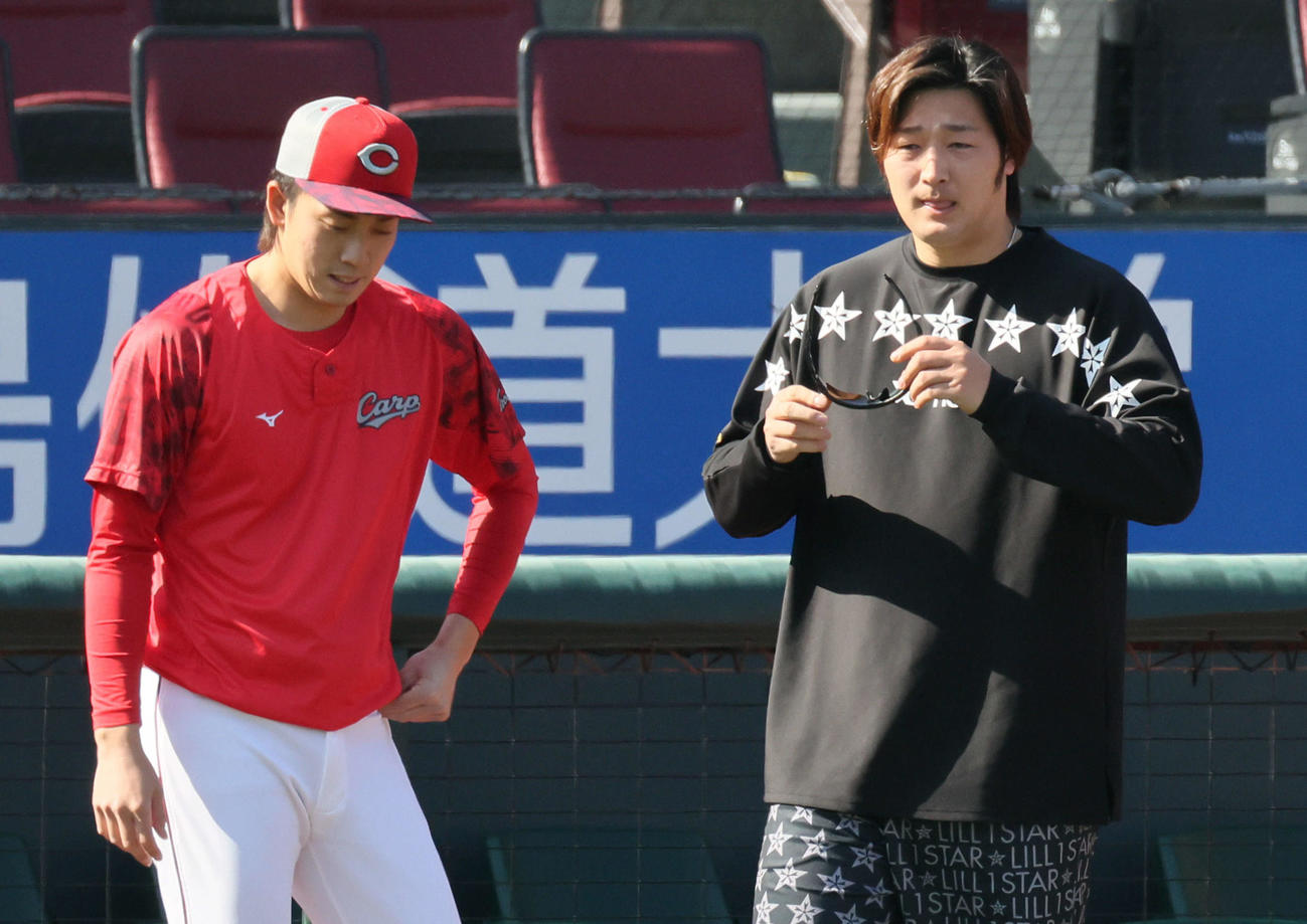 床田（右）と話し合う広島常広（撮影・加藤孝規）