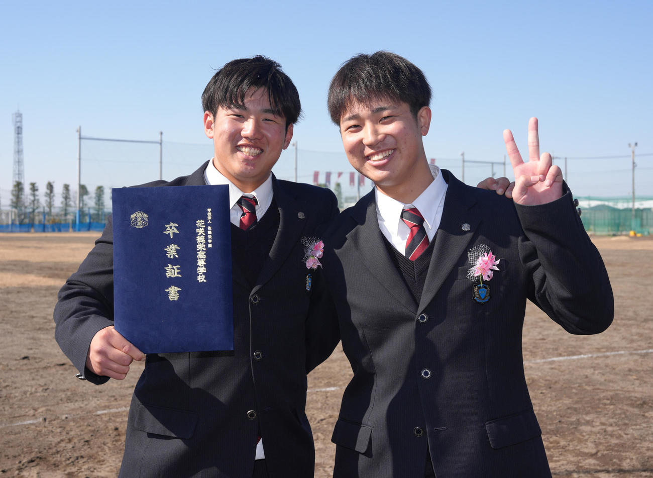 花咲徳栄高校の卒業式を終え、記念撮影に笑顔を見せる巨人石塚（左）と生徒会長の山田さん（撮影・足立雅史）