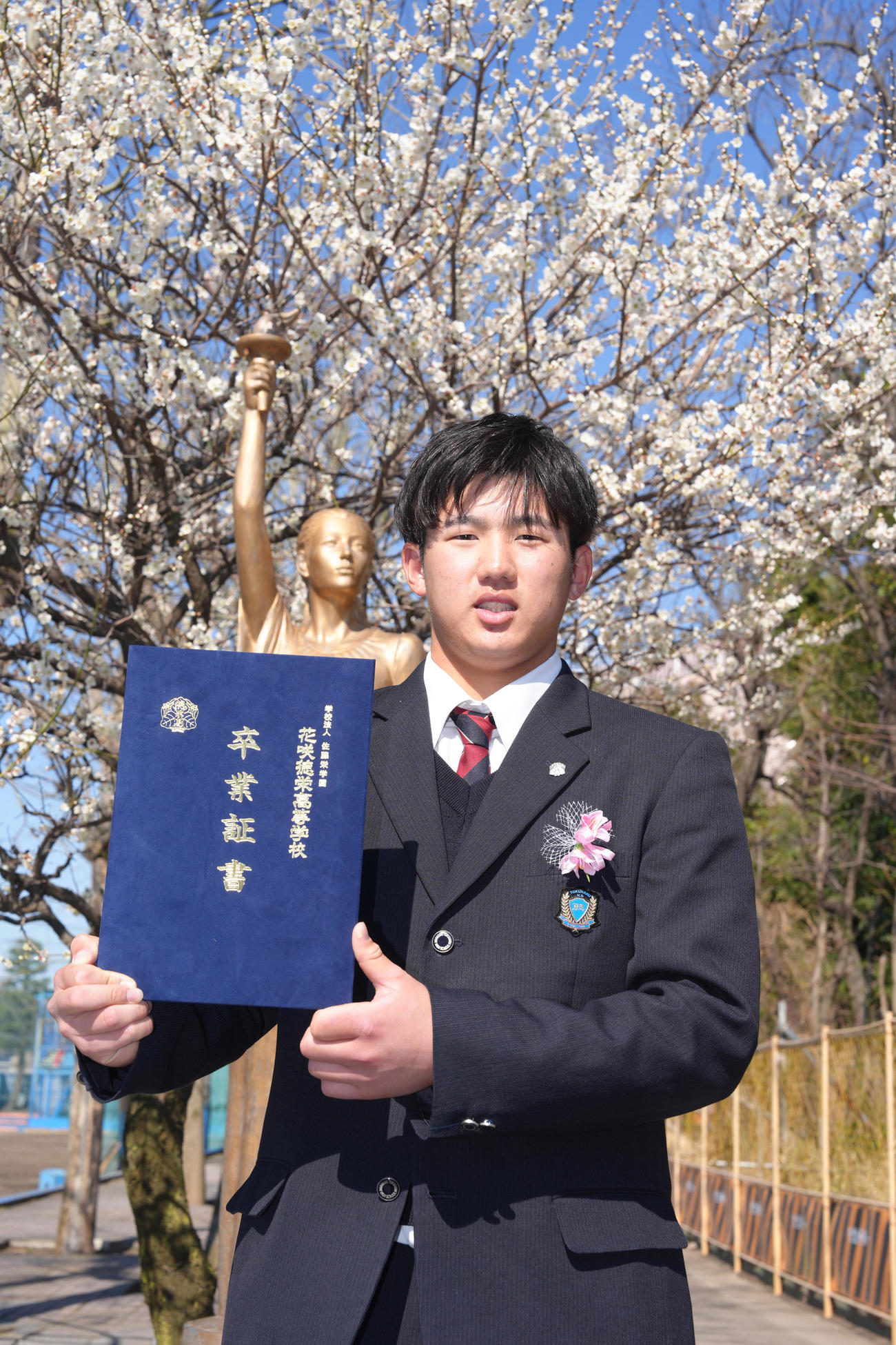 花咲徳栄高校の卒業証書を手に記念撮影する巨人石塚（撮影・足立雅史）