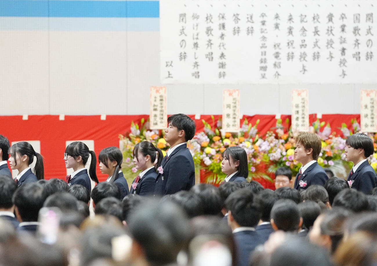 花咲徳栄高校の卒業式を終え、退場する巨人石塚（中央）（撮影・足立雅史）