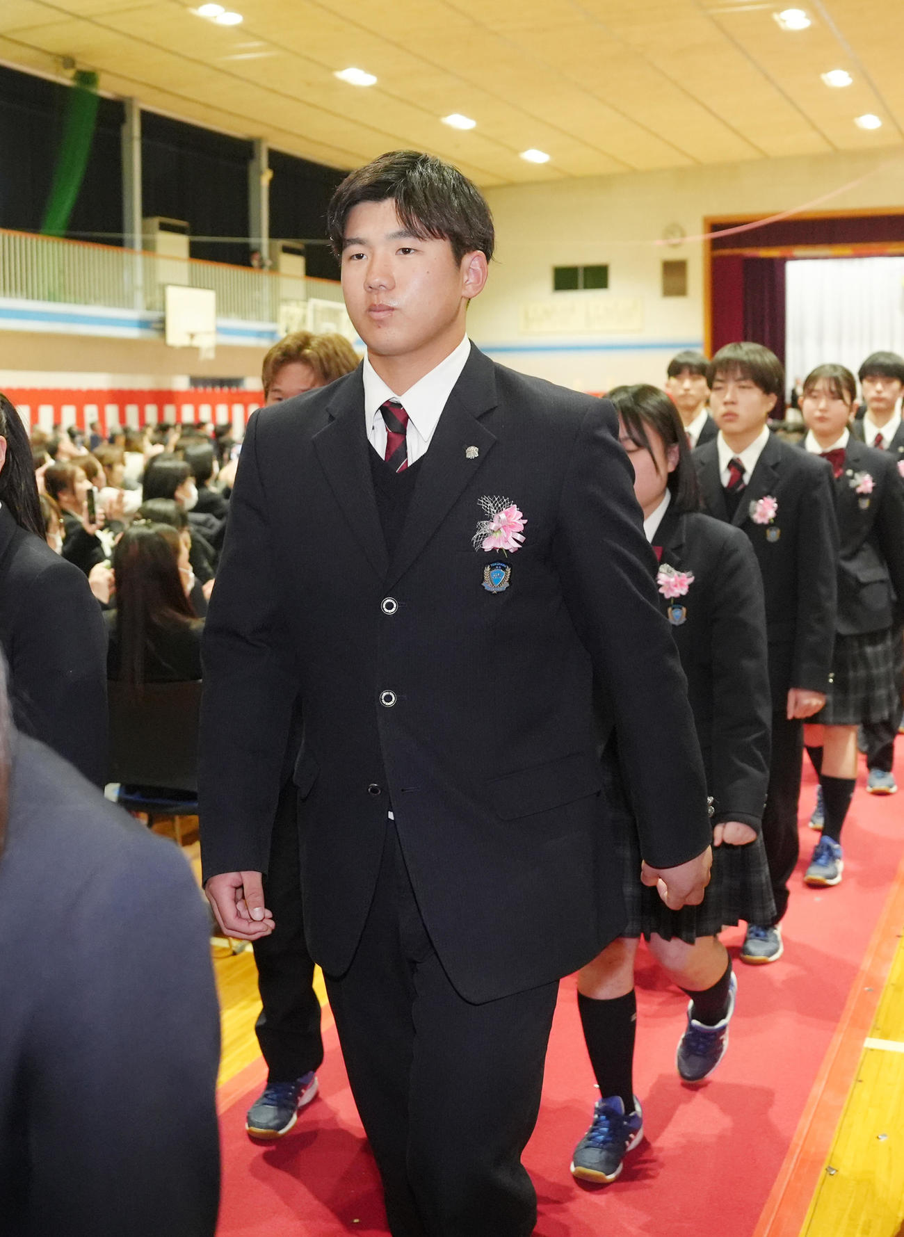花咲徳栄高校の卒業式を終え、退場する巨人石塚（撮影・足立雅史）