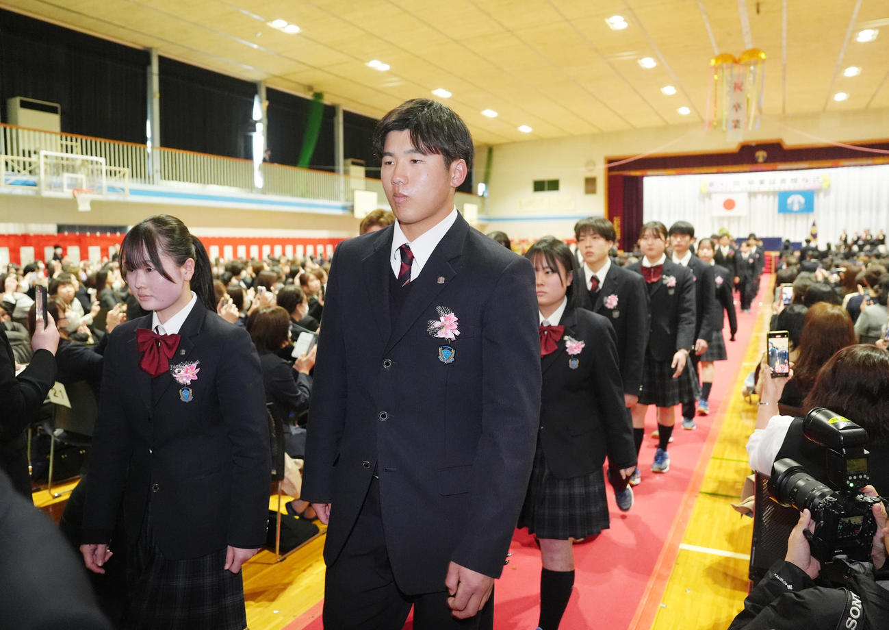 花咲徳栄高校の卒業式を終え、退場する巨人石塚（中央）（撮影・足立雅史）