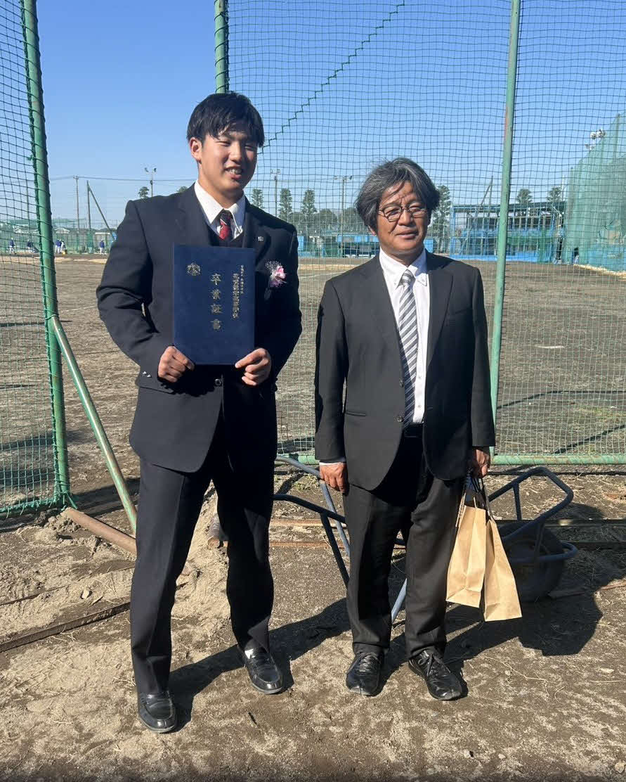 卒業式に出席した巨人ドラフト1位石塚（左）と花咲徳栄・岩井監督（撮影・水谷京裕）