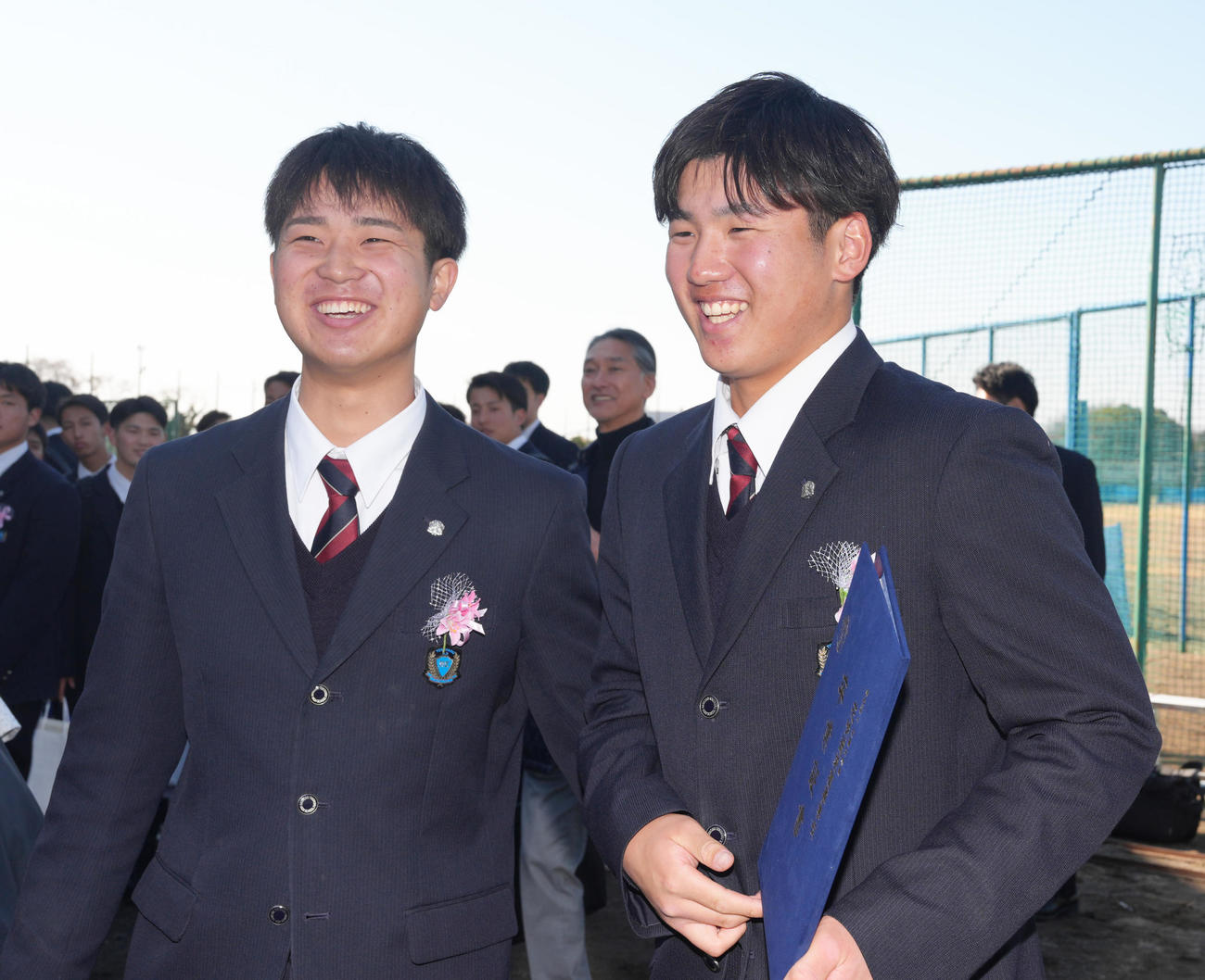 花咲徳栄高校の卒業式を終え、笑顔を見せる巨人石塚（右）と生徒会長の山田さん（撮影・足立雅史）