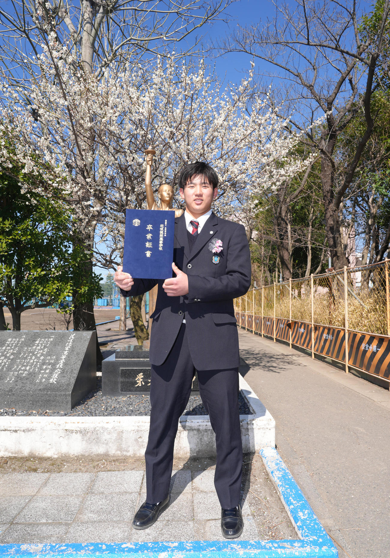 花咲徳栄高校の卒業証書を手に記念撮影する巨人石塚（撮影・足立雅史）