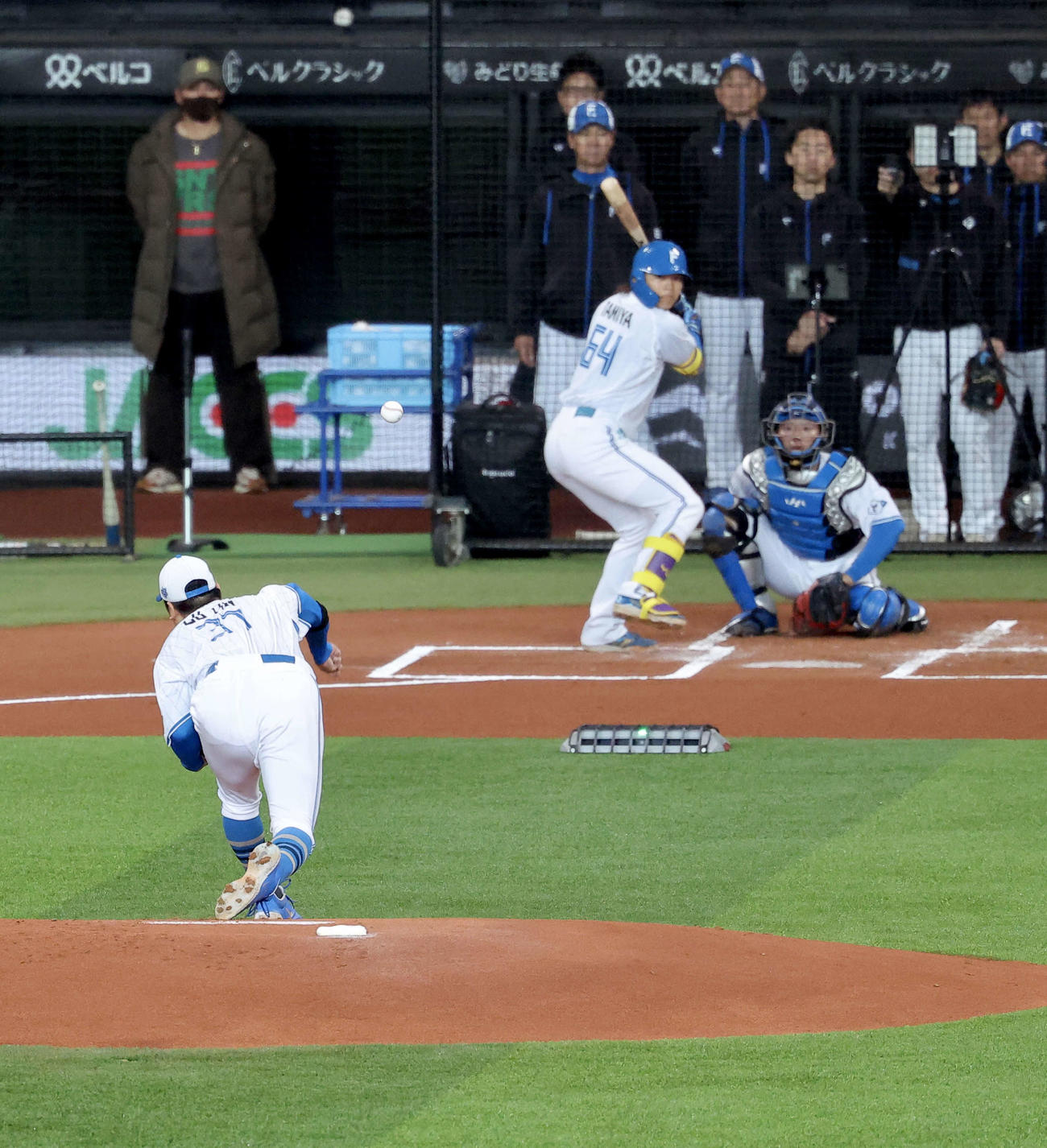 6日、ライブBPで投球する日本ハム古林睿煬。打者田宮、後方左は新庄監督（撮影・河田真司）