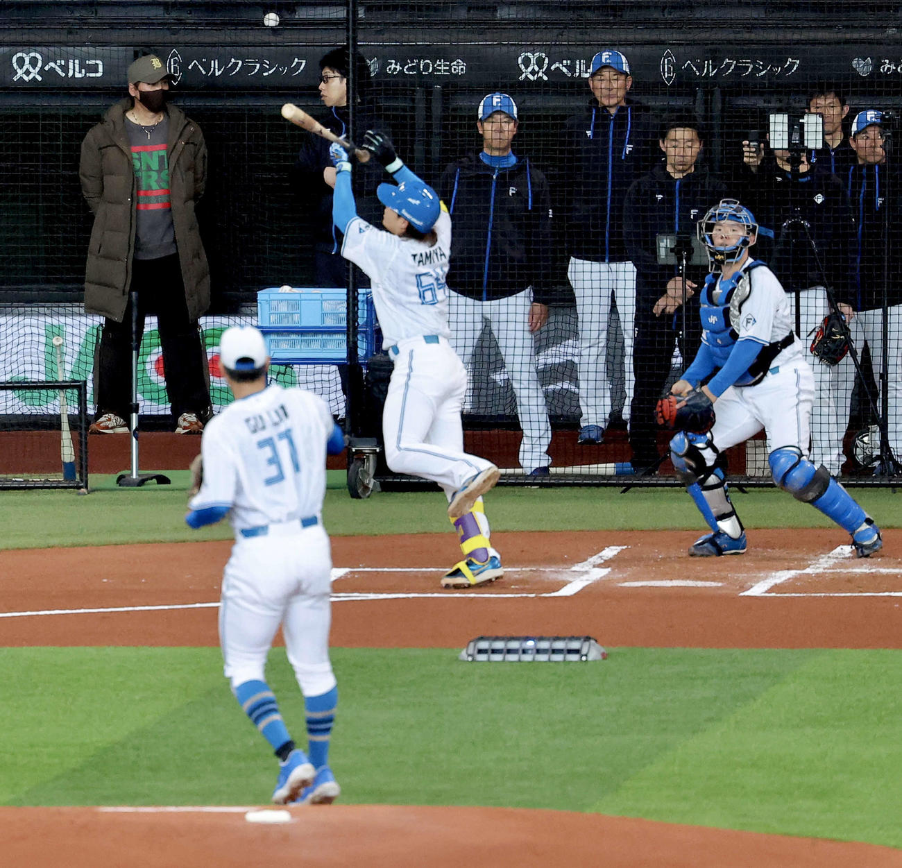 6日、ライブBPで投球する日本ハム古林睿煬。打者田宮、後方左は新庄監督（撮影・河田真司）