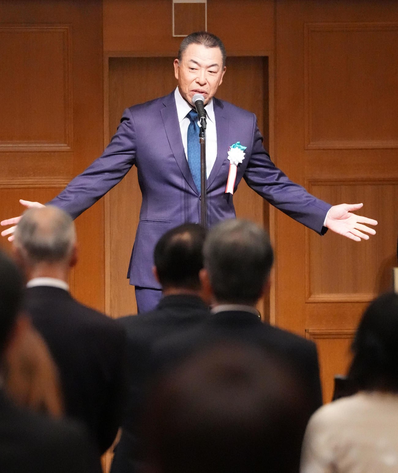 壇上であいさつする井上監督（撮影・森本幸一）