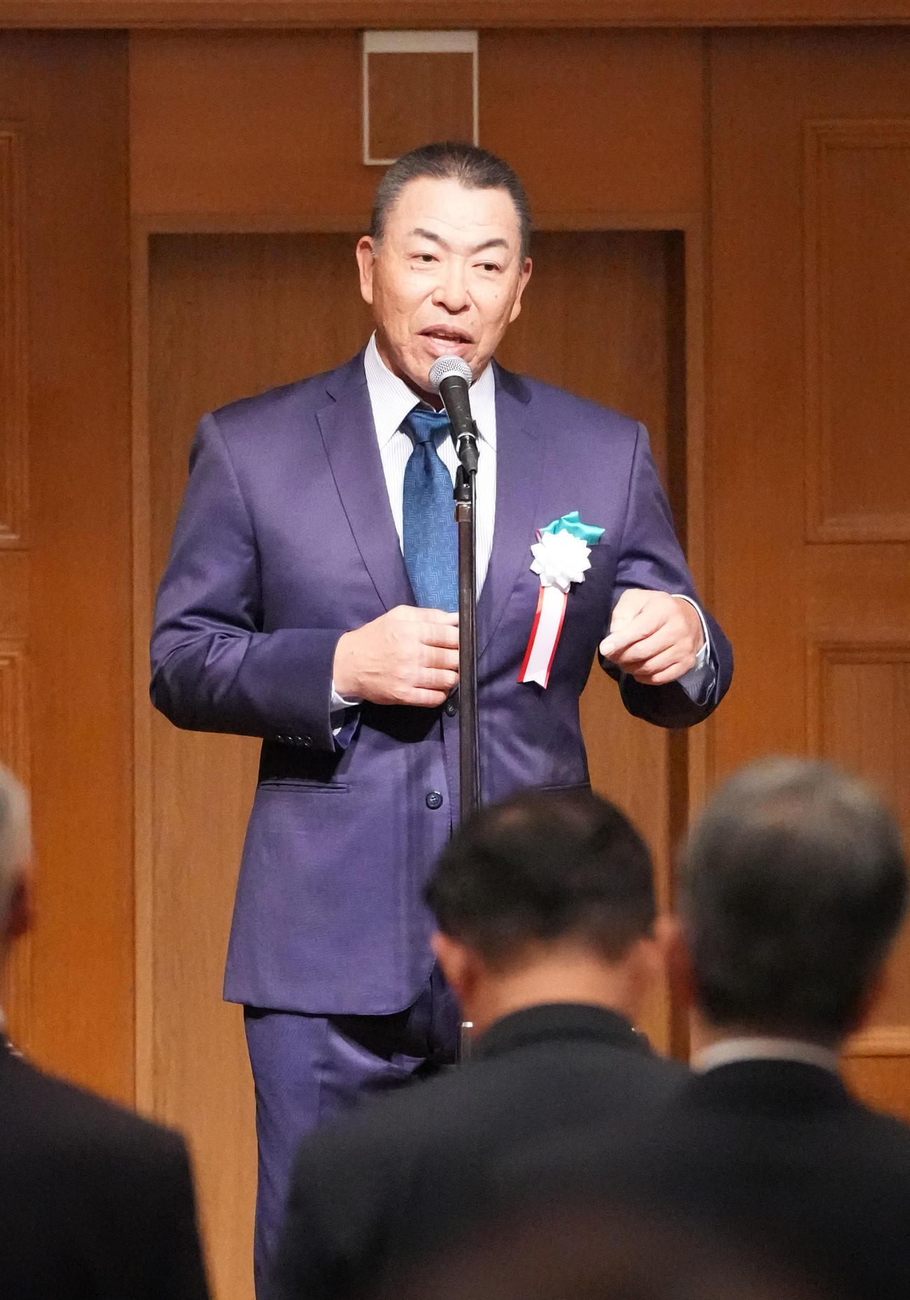 壇上であいさつする井上監督（撮影・森本幸一）