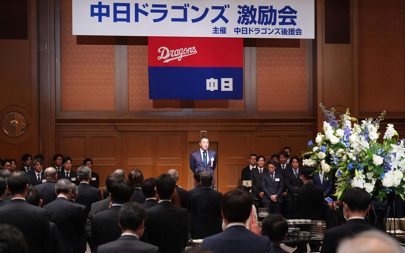 壇上であいさつする井上監督（撮影・森本幸一）