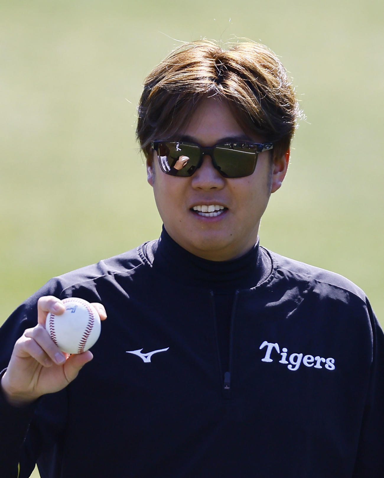 キャッチボールを終え、ボールを見つめる阪神西勇輝（撮影・藤尾明華）