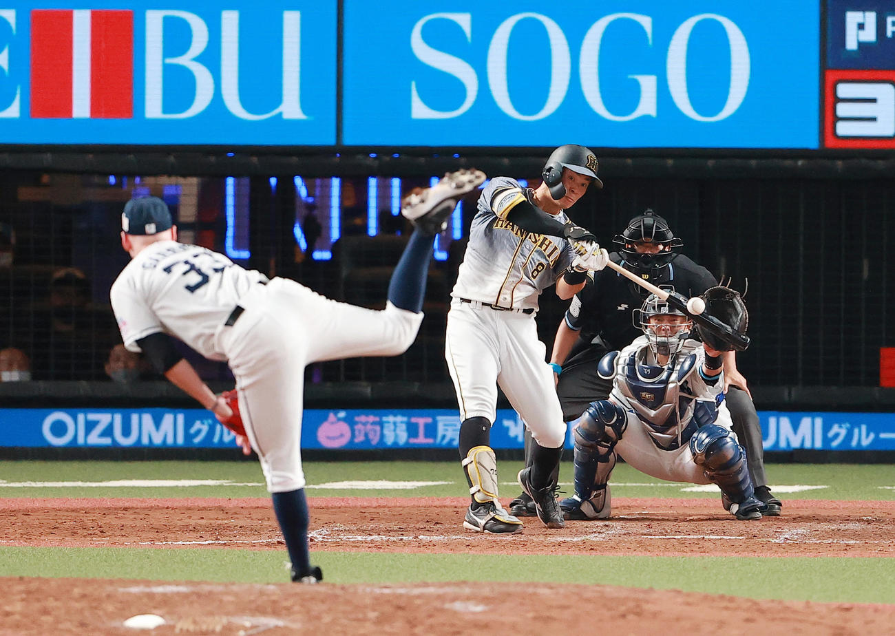 2021年5月28日、西武対阪神　9回表阪神2死一、三塁、ギャレットからこの日３本目となる右越え3点本塁打を放つ佐藤輝