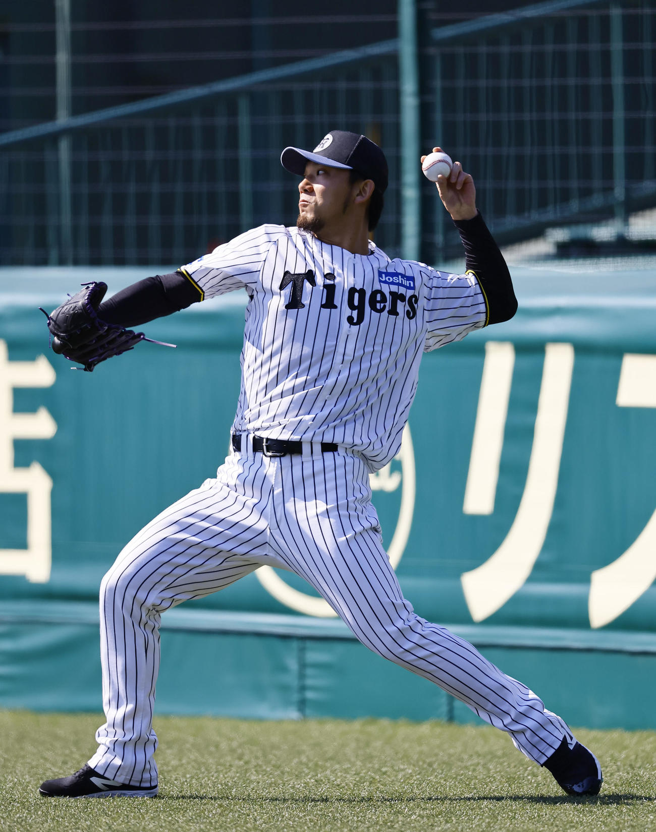 キャッチボールをする伊藤将（撮影・藤尾明華）