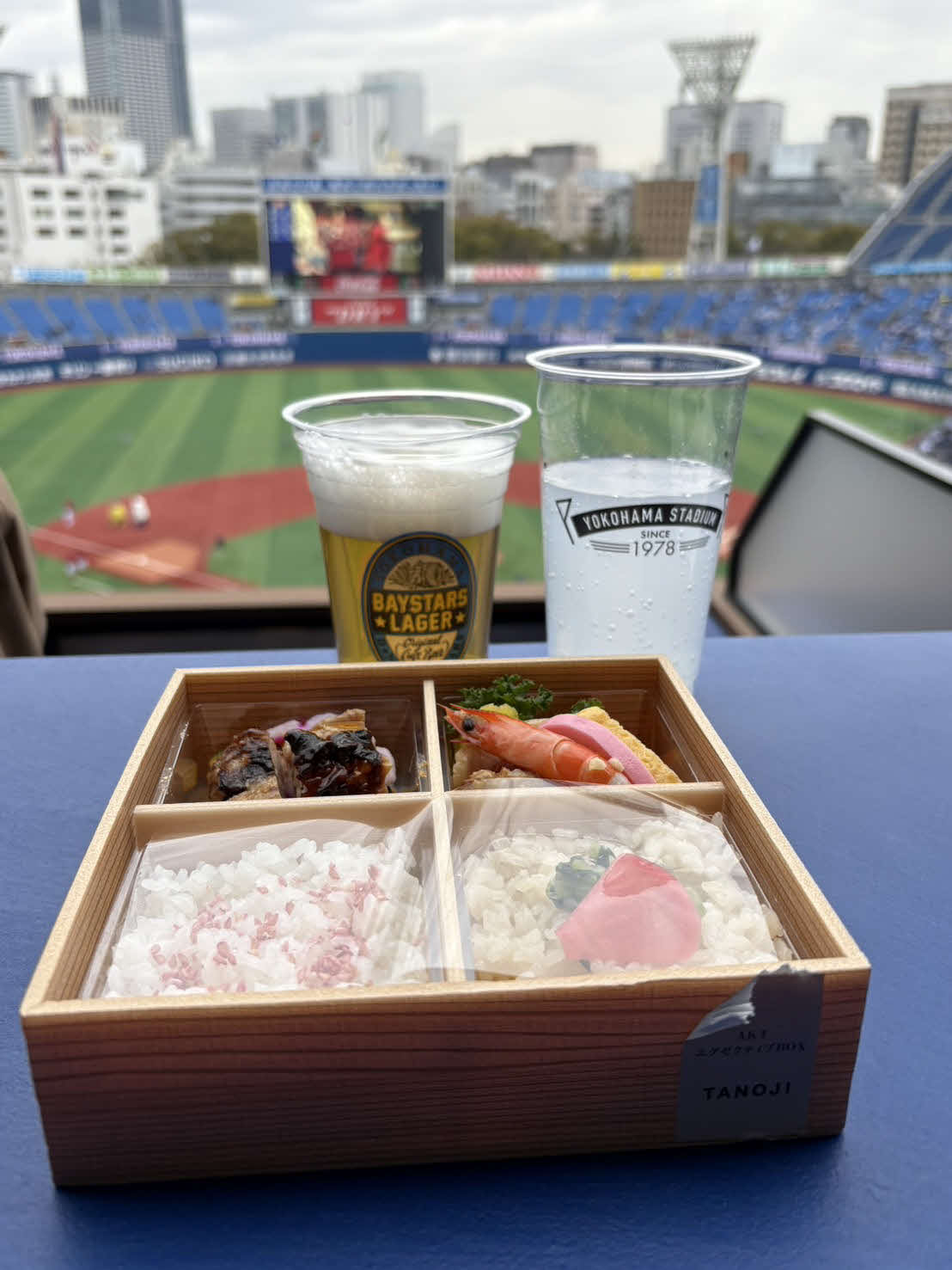 ハマスタの新席種「AKT　エグゼクティブBOX」で提供される「BAYSTARS LAGER」、樽ハイ倶楽部レモンサワー、弁当（撮影・久保賢吾）