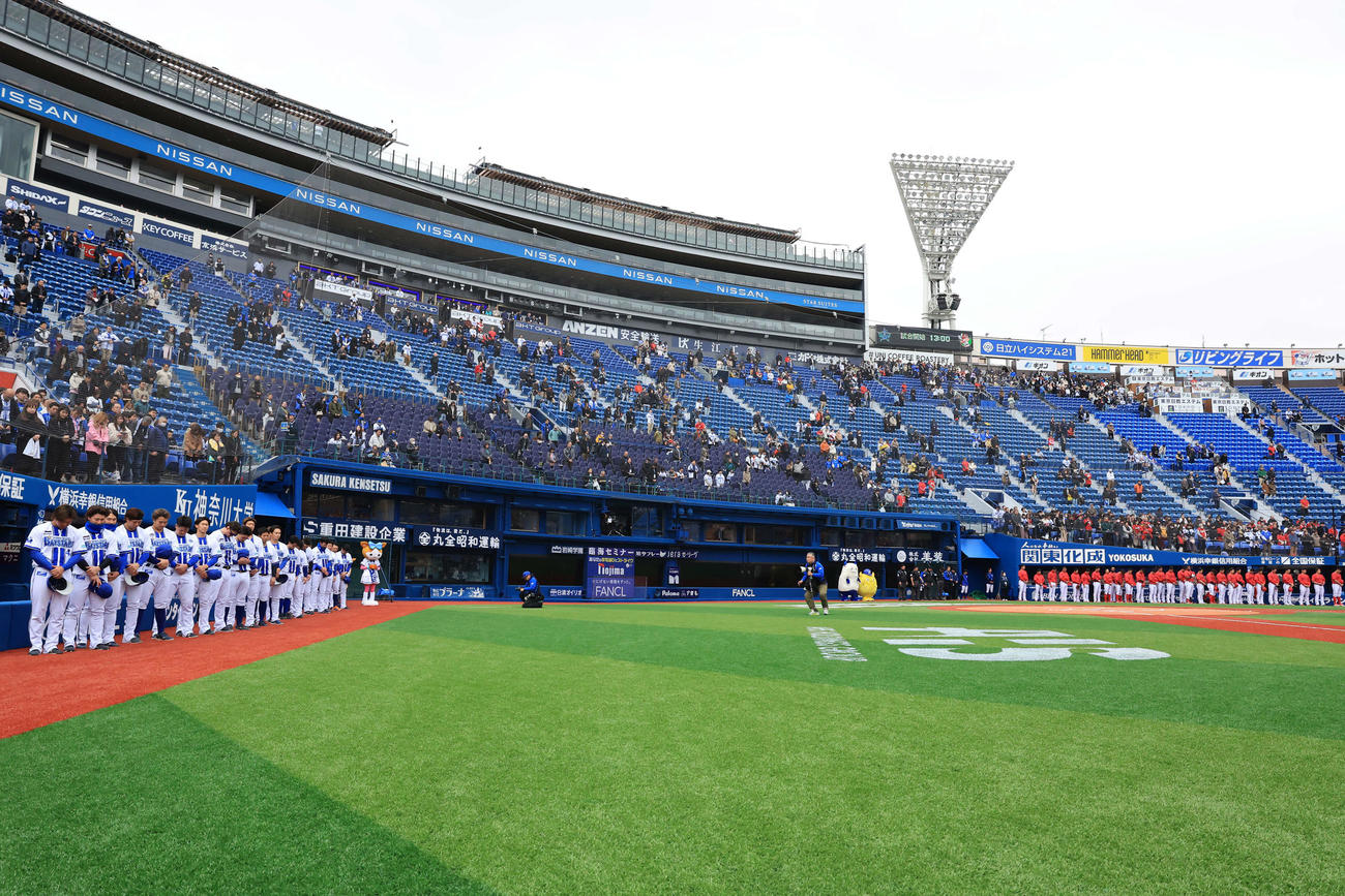 DeNA対広島　試合前、黙とうする両チームの選手たち（撮影・浅見桂子）