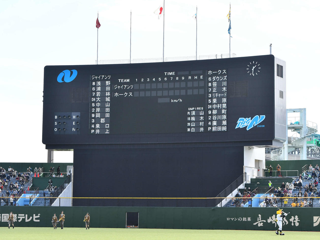 オープン戦ソフトバンク対巨人の先発メンバー（撮影・岩下翔太）