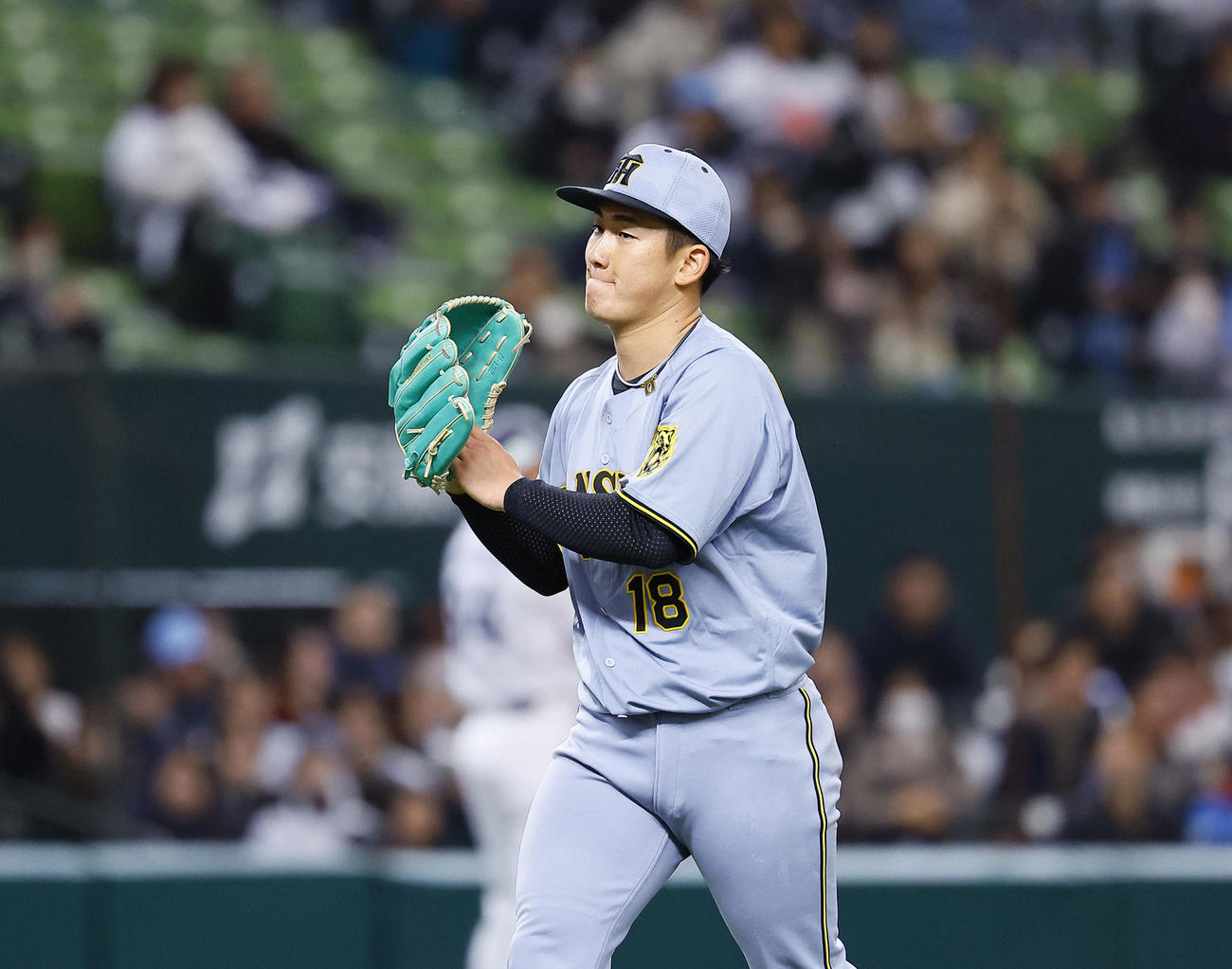 西武対阪神　4回裏西武2死満塁、是沢涼輔を遊ゴロに打ち取りグラブをたたく伊原（撮影・藤尾明華）