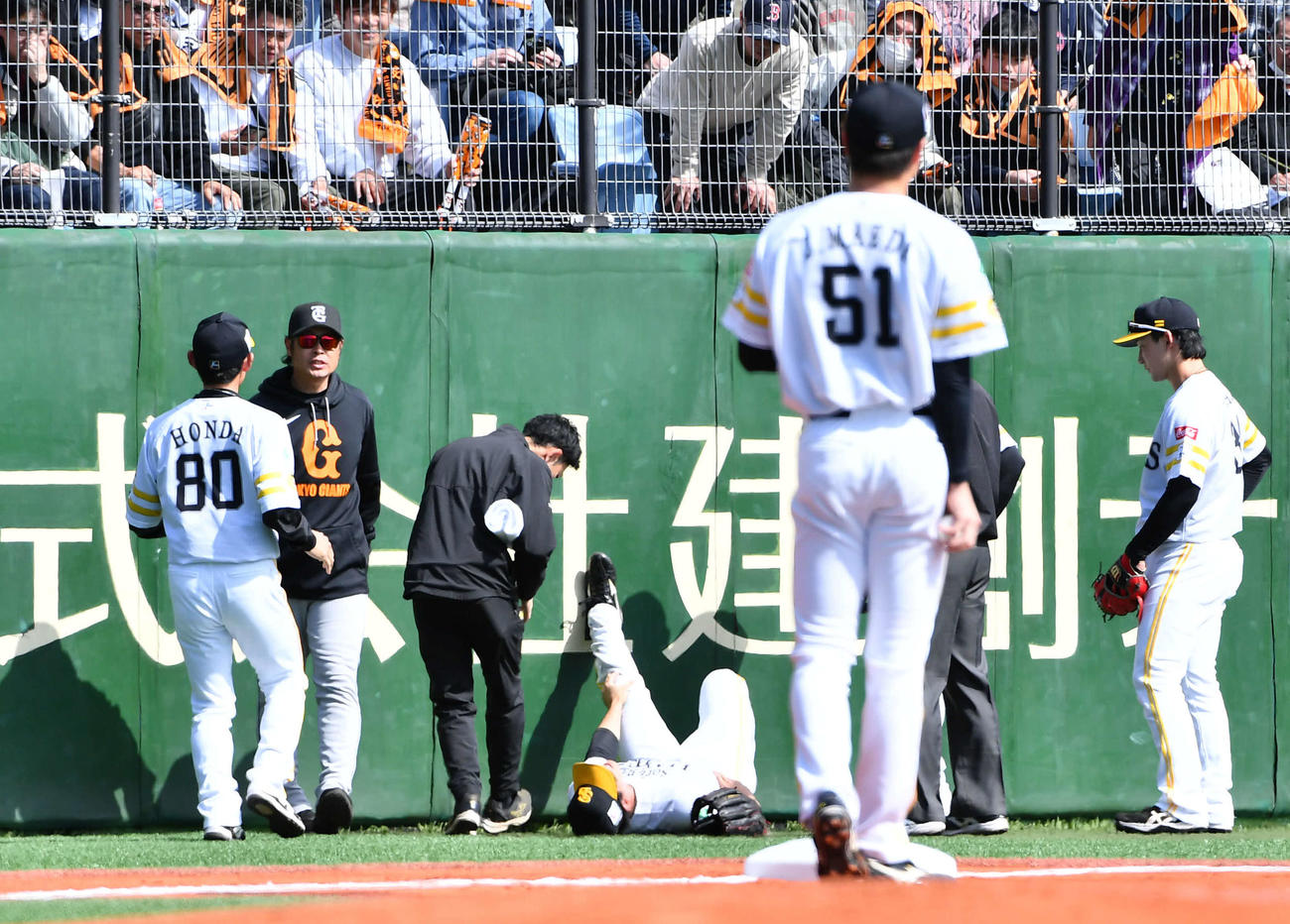 ソフトバンク対巨人　2回表巨人無死二塁、中山の飛球を追いかけてフェンスに衝突し、その場にあおむけになる三塁手の栗原（撮影・岩下翔太）