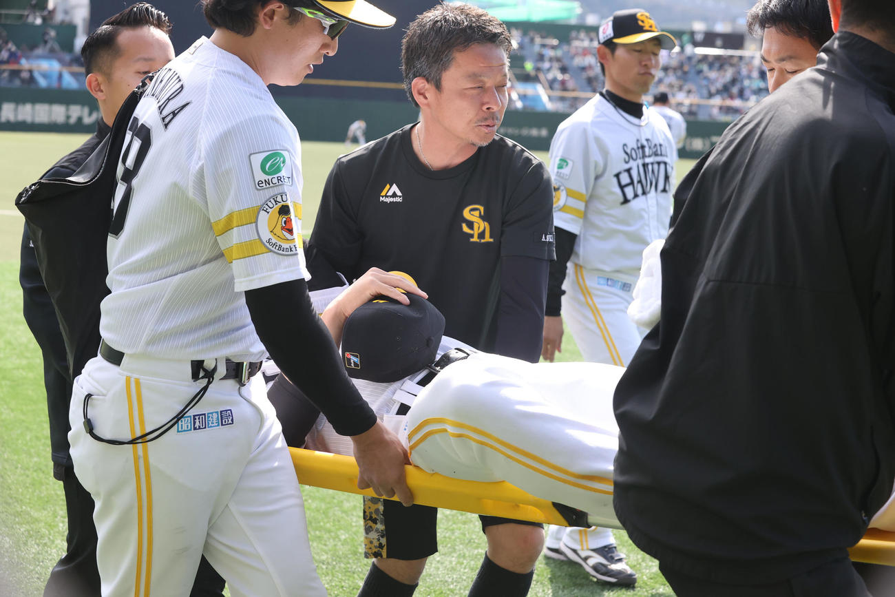 ソフトバンク対巨人　2回途中、負傷し担架で運ばれる三塁手の栗原（撮影・梅根麻紀）