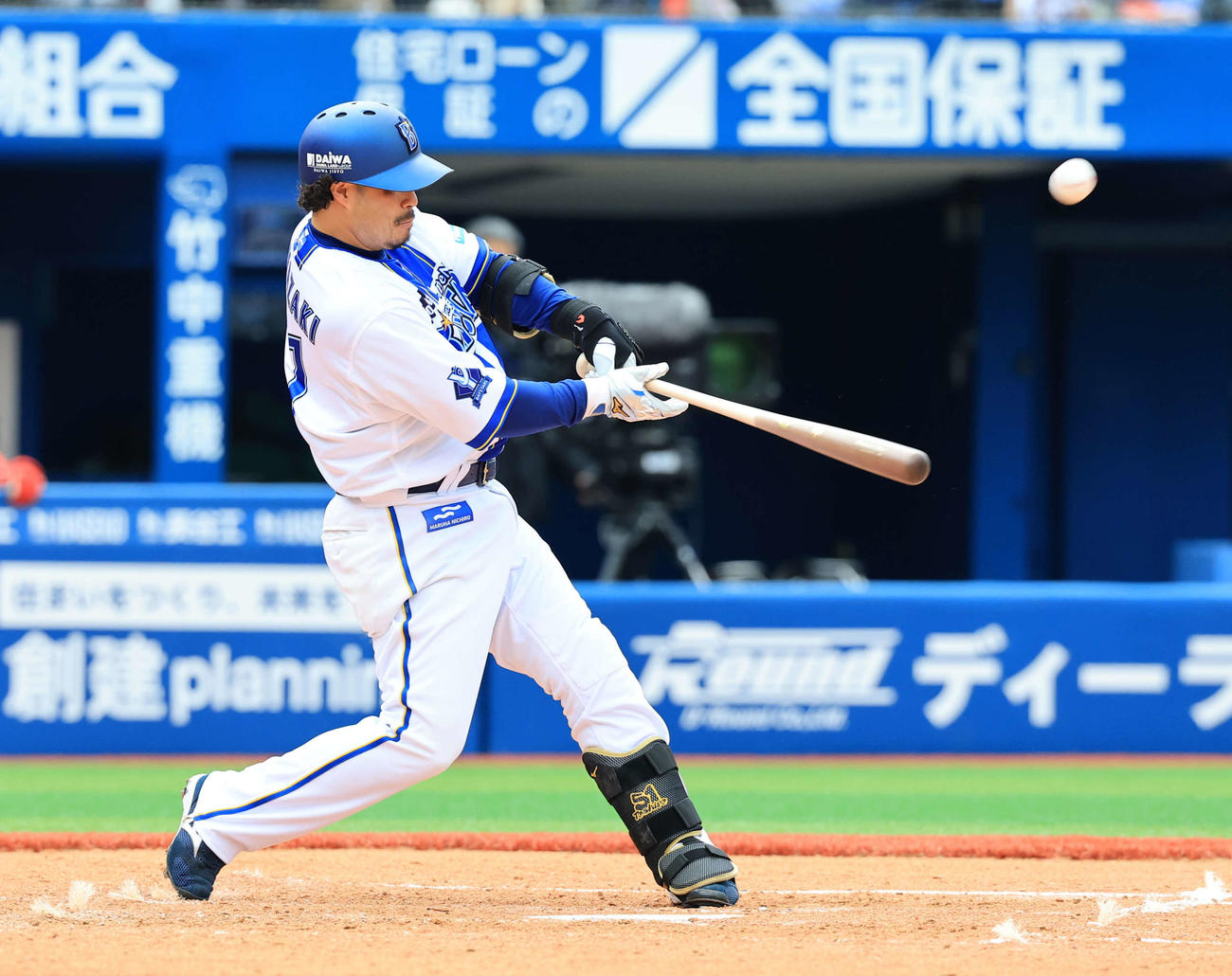 DeNA対広島　5回裏DeNA無死一塁、宮崎は逆転2点本塁打を放つ（撮影・浅見桂子）