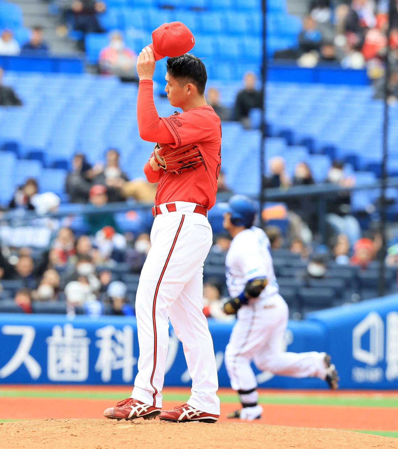 DeNA対広島　5回裏DeNA無死一塁、宮崎（後方）に逆転2点本塁打を許した高橋（撮影・浅見桂子）