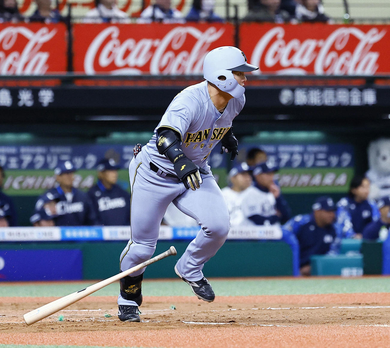 西武対阪神　9回表阪神2死、前川は遊撃内野安打を放つ（撮影・藤尾明華）