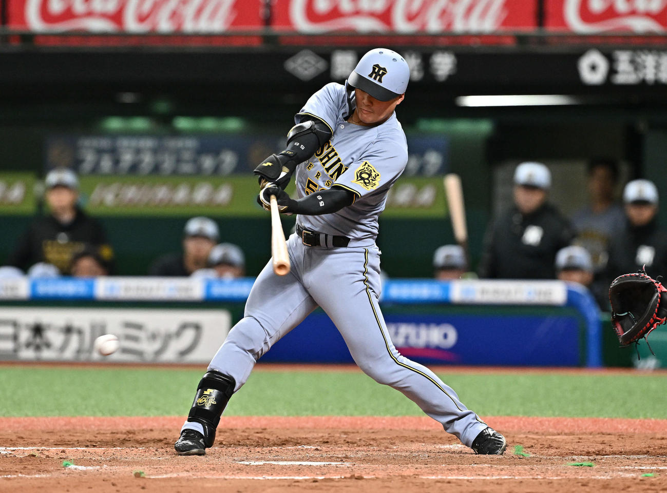 西武対阪神　9回表阪神2死、前川は遊撃内野安打を放つ（撮影・滝沢徹郎）