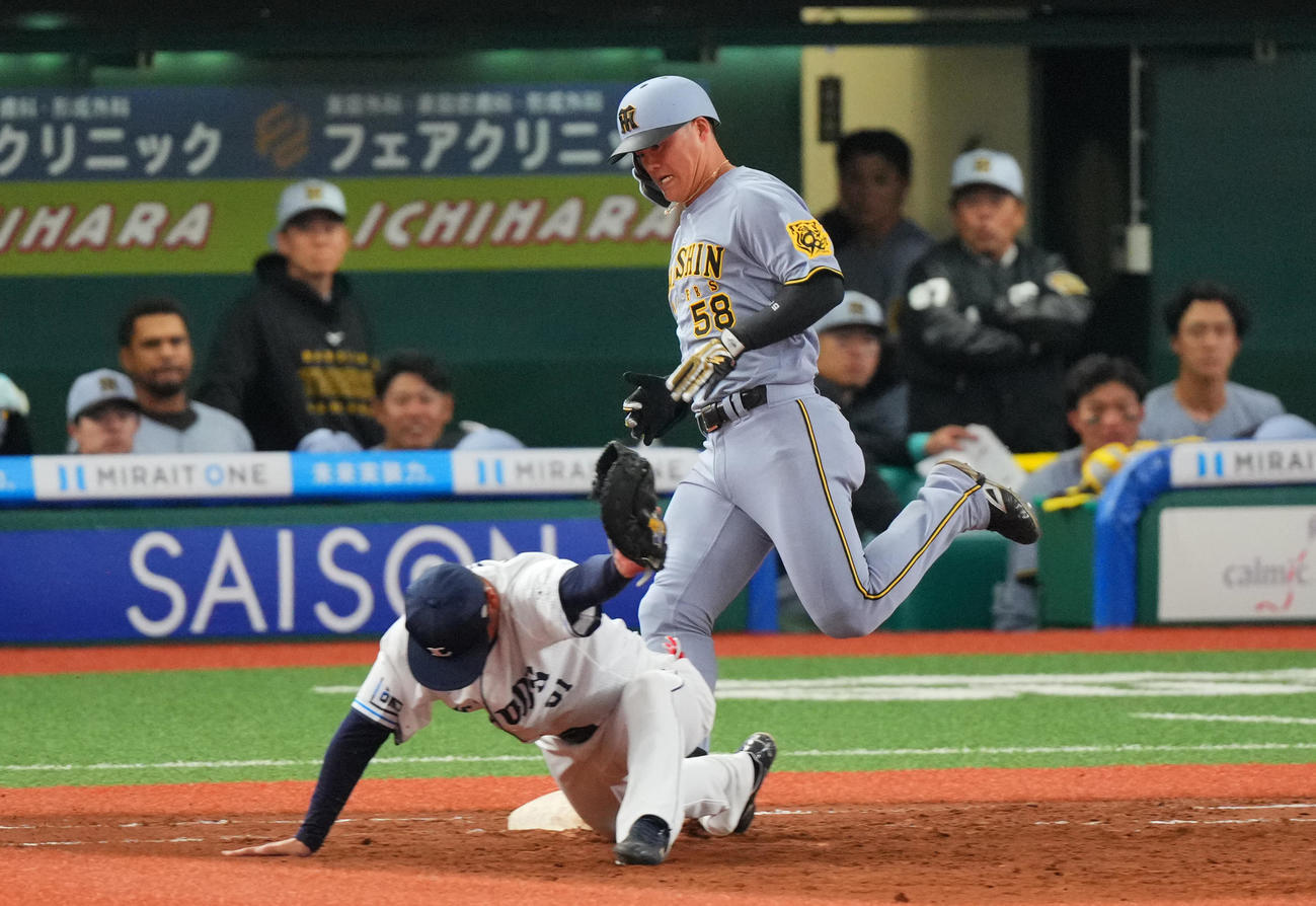 西武対阪神　9回表阪神2死、内野安打で出塁する前川（撮影・垰建太）
