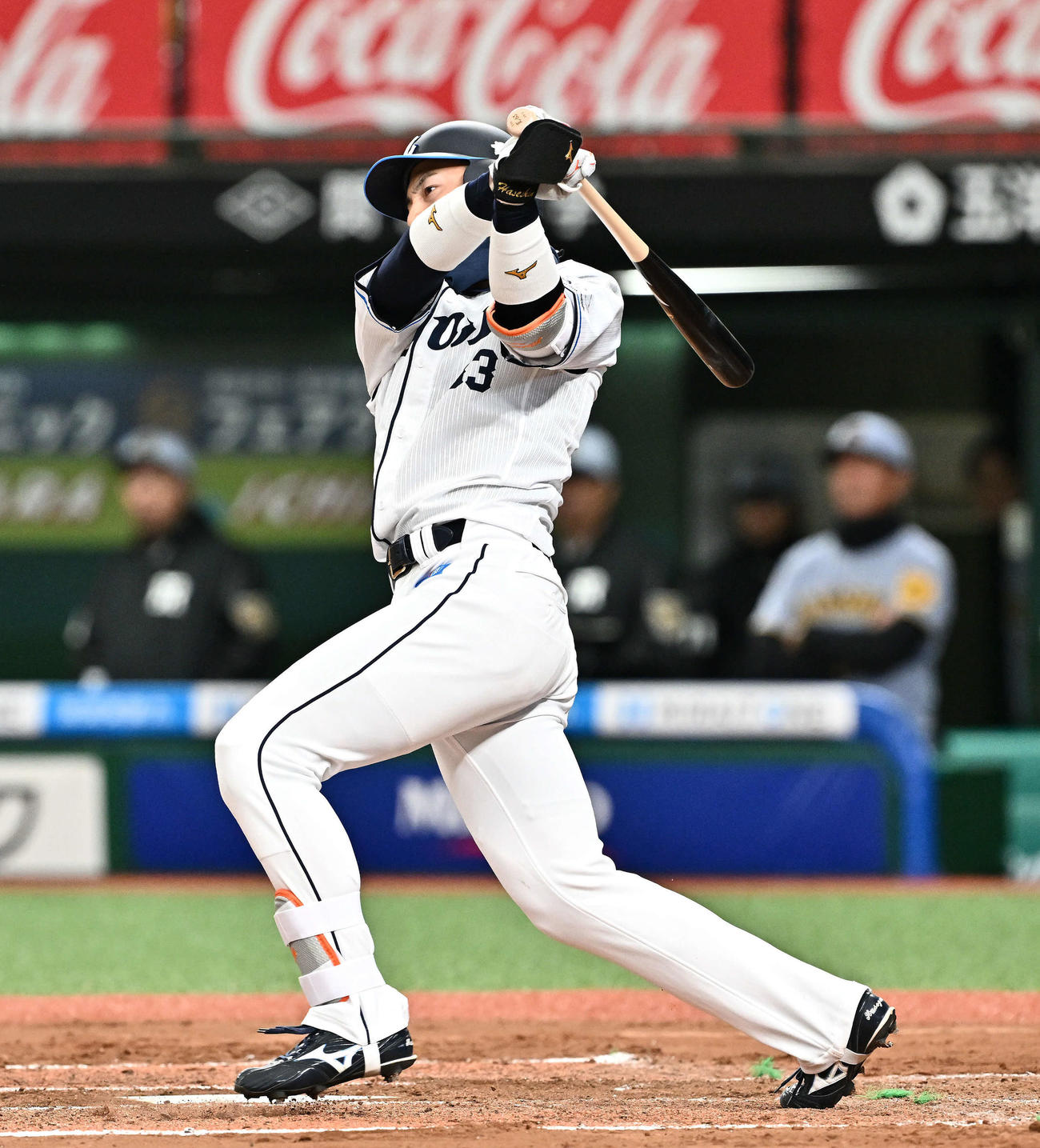 西武対阪神　7回裏西武2死一、二塁、長谷川は左翼に先制適時打を放つ（撮影・滝沢徹郎）