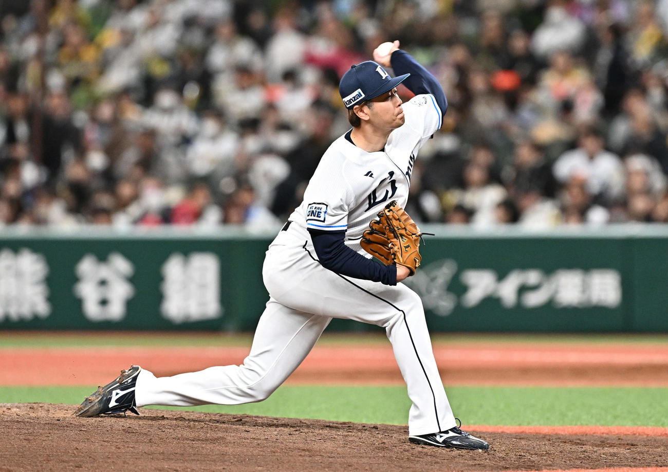 西武対阪神　西武3番手で登板する佐藤隼（撮影・滝沢徹郎）