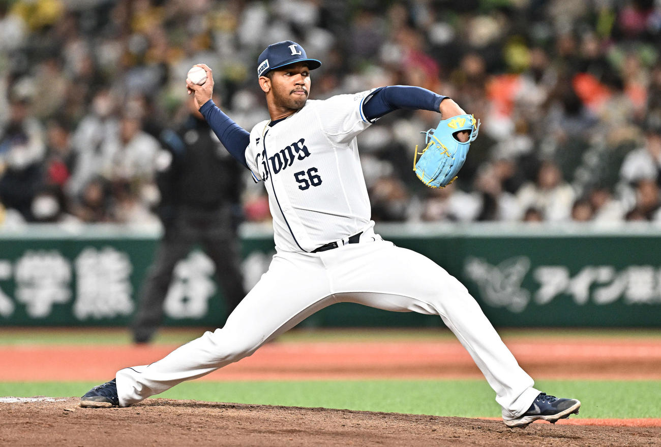 西武対阪神　　西武4番手で登板するラミレス（撮影・滝沢徹郎）