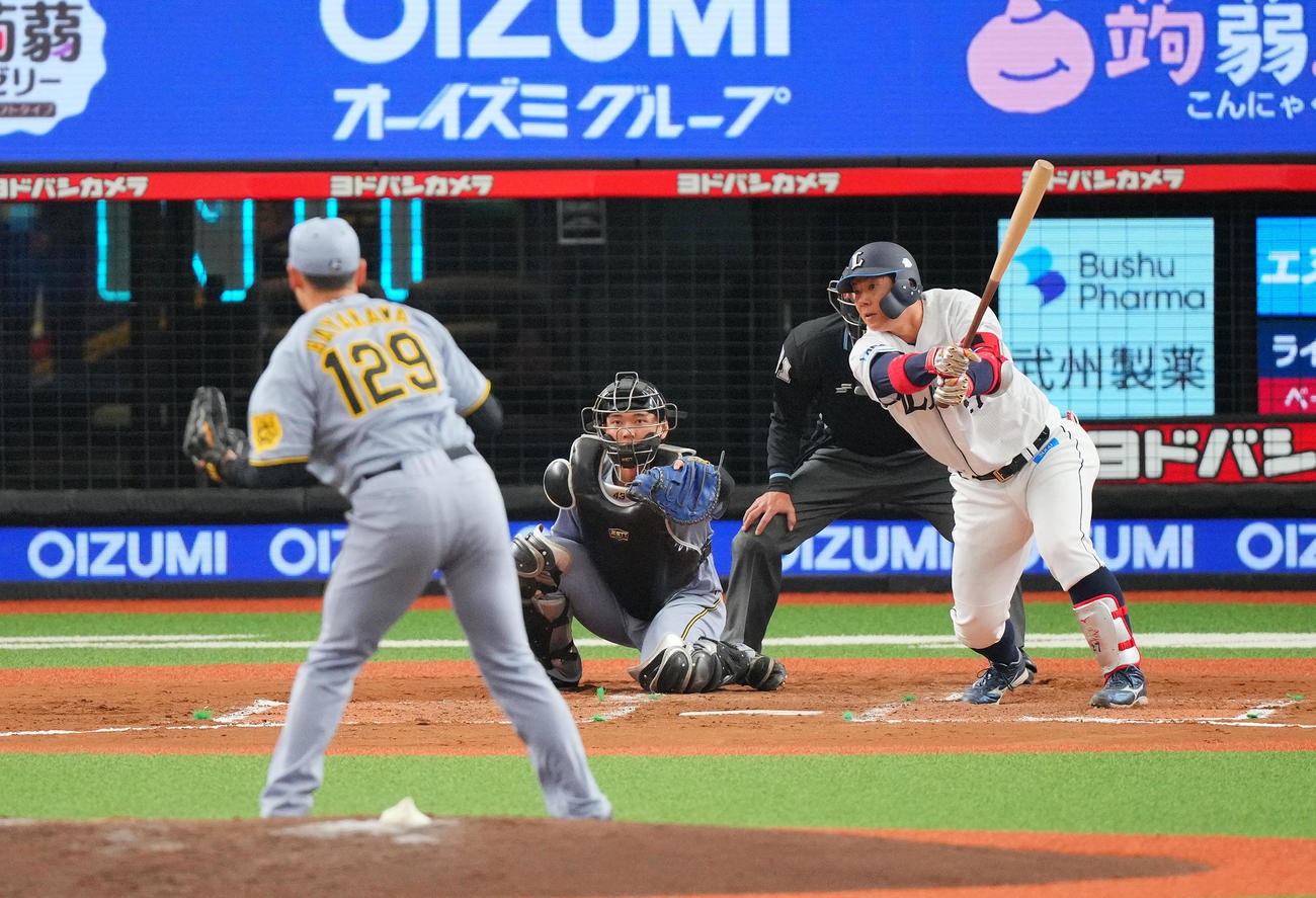西武対阪神　7回裏西武1死一塁、右前打を放つ炭谷。投手早川（撮影・垰建太）