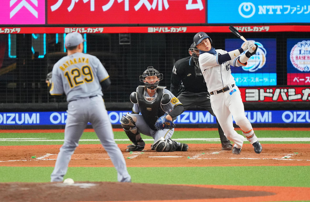 西武対阪神　7回裏西武2死一、二塁、先制の適時打を放つ長谷川。投手早川（撮影・垰建太）