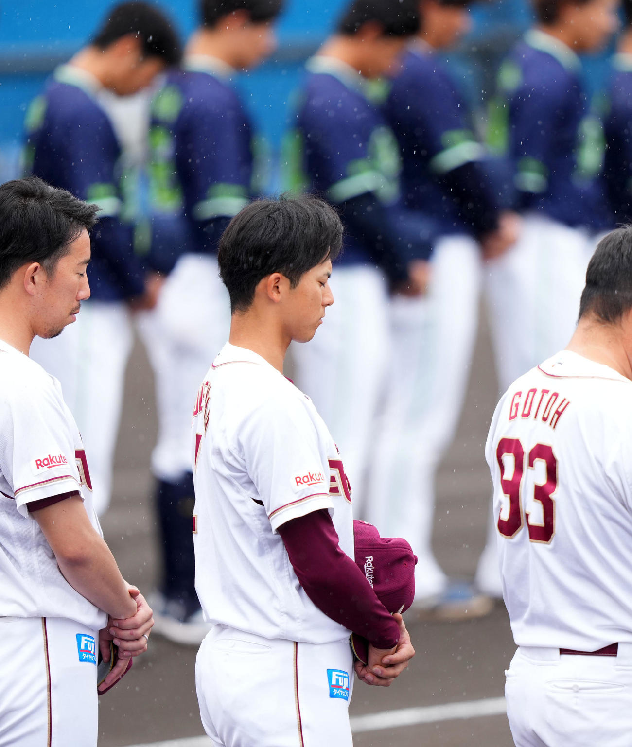 楽天対ヤクルト　黙とうする楽天宗山（撮影・横山健太）