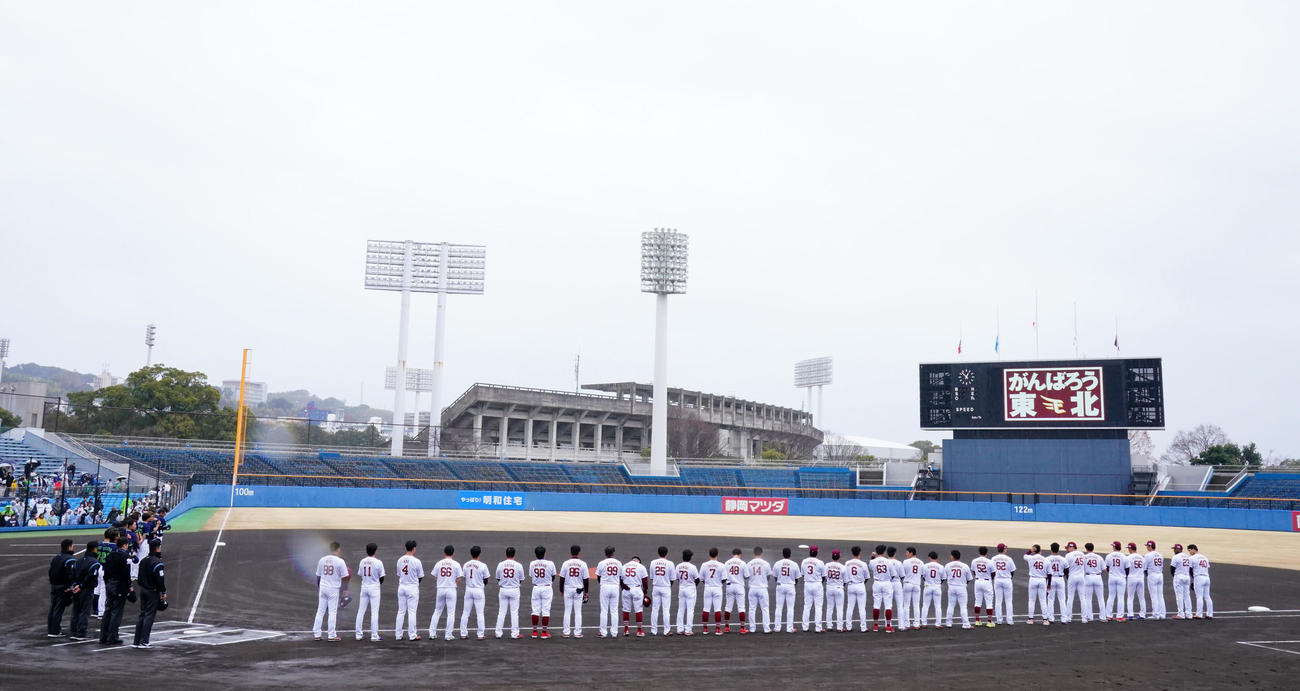 楽天対ヤクルト　黙とうする両ナイン（撮影・横山健太）