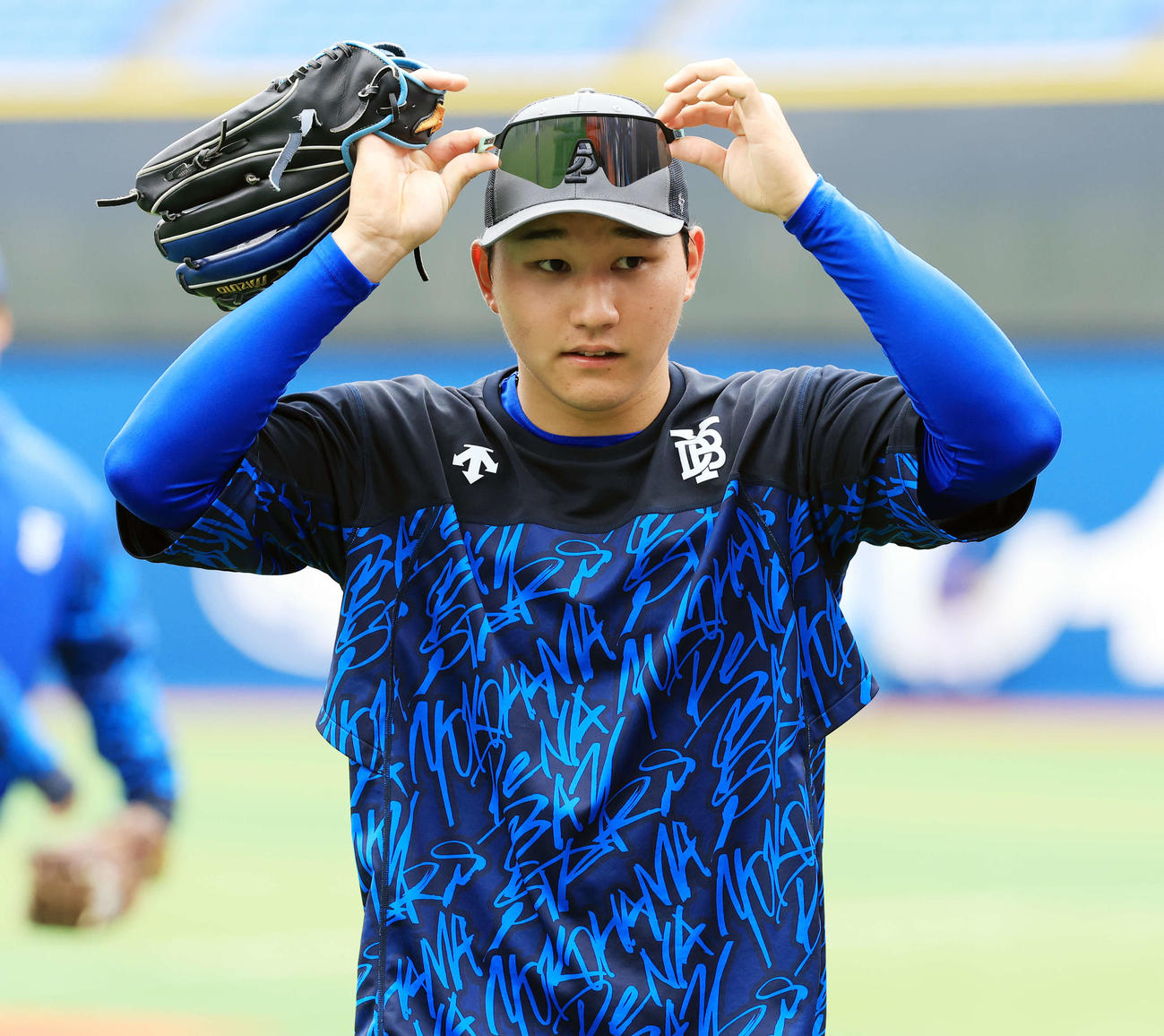 DeNA対広島　練習中、サングラスを上げるDeNA武田（撮影・浅見桂子）